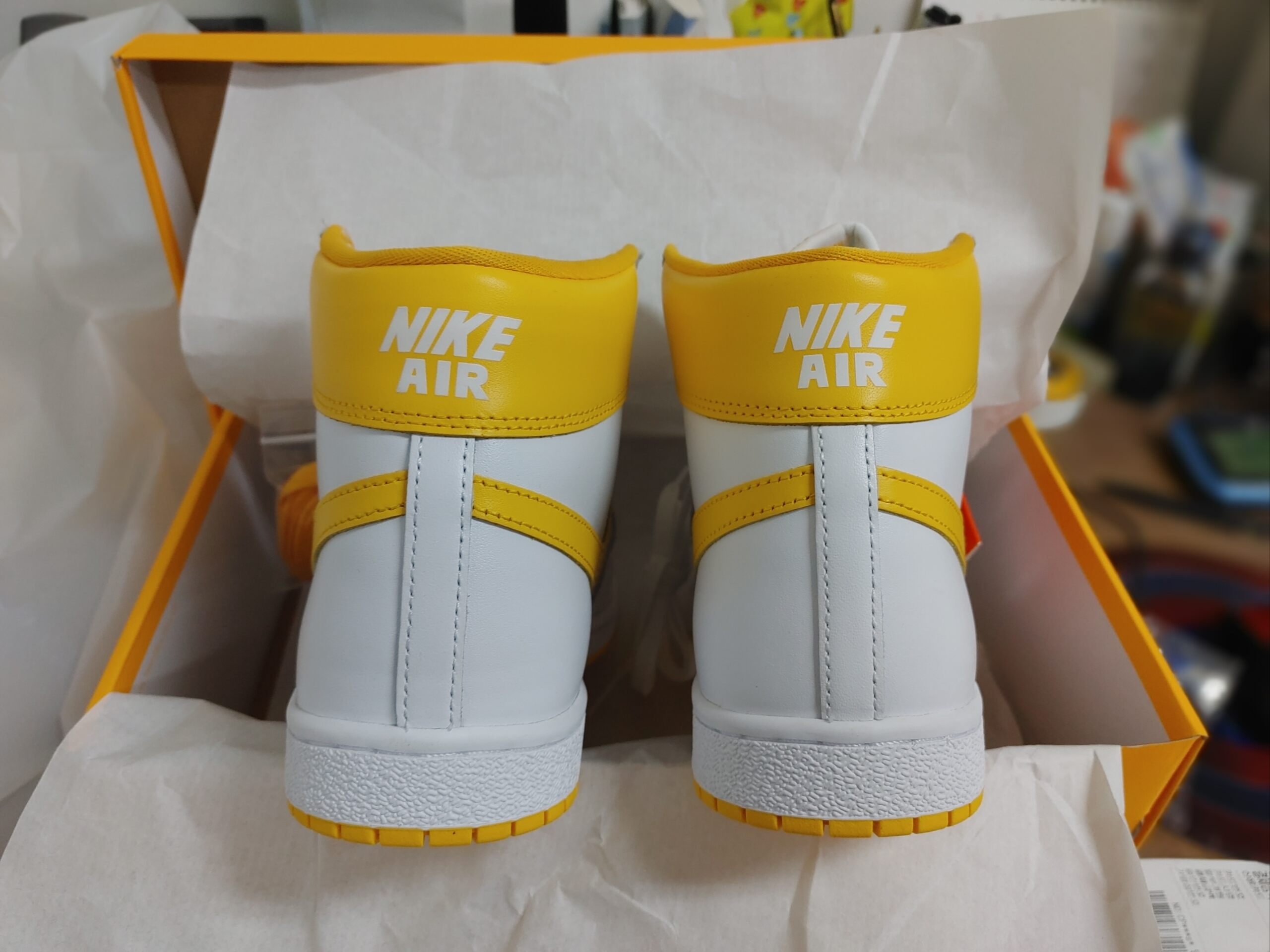 Jordan Air Ship SP White University Gold 착용 스타일 - 3