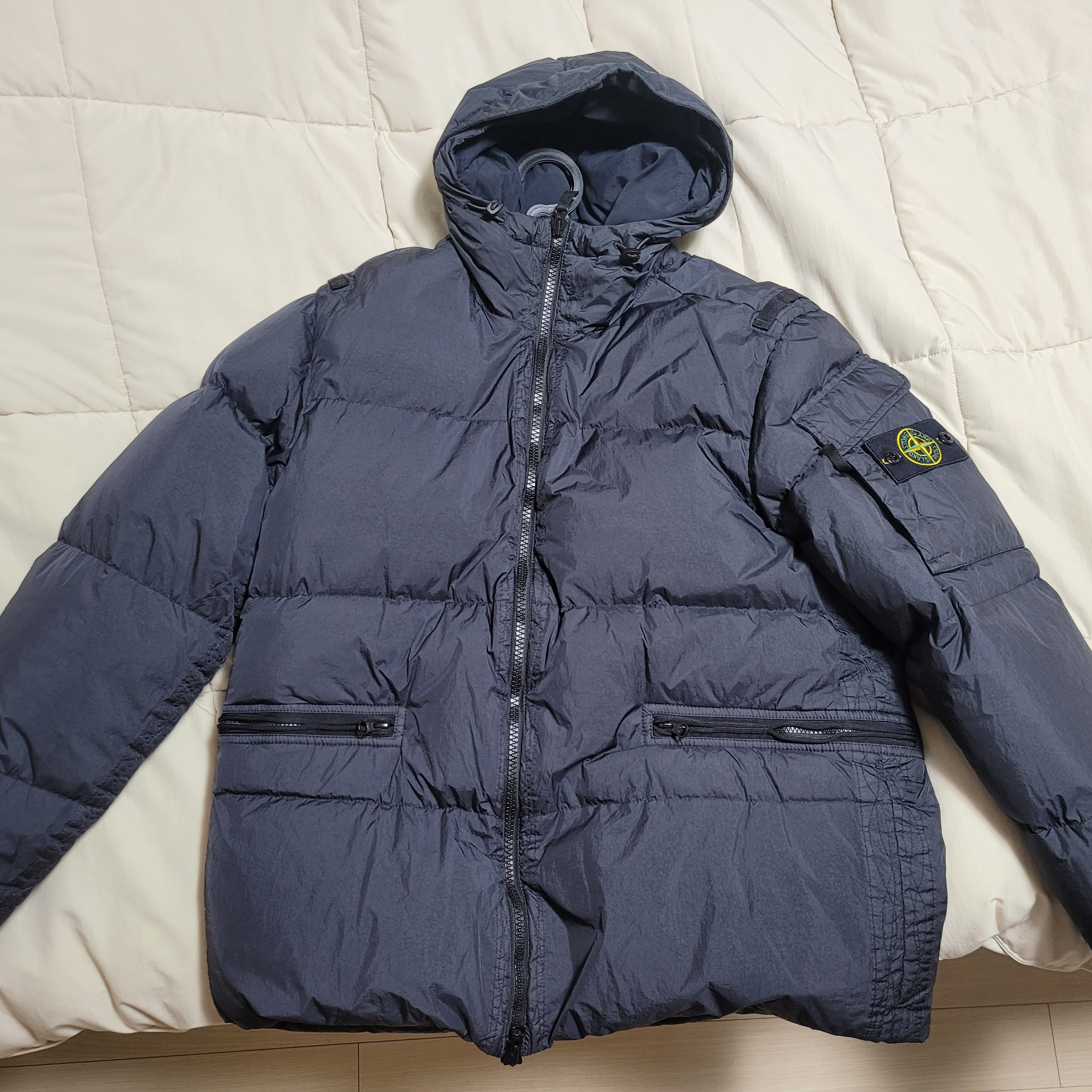 Stone Island 40223 Garment Dyed Crinkle Reps Down Jacket Black - 22FW 착용 스타일