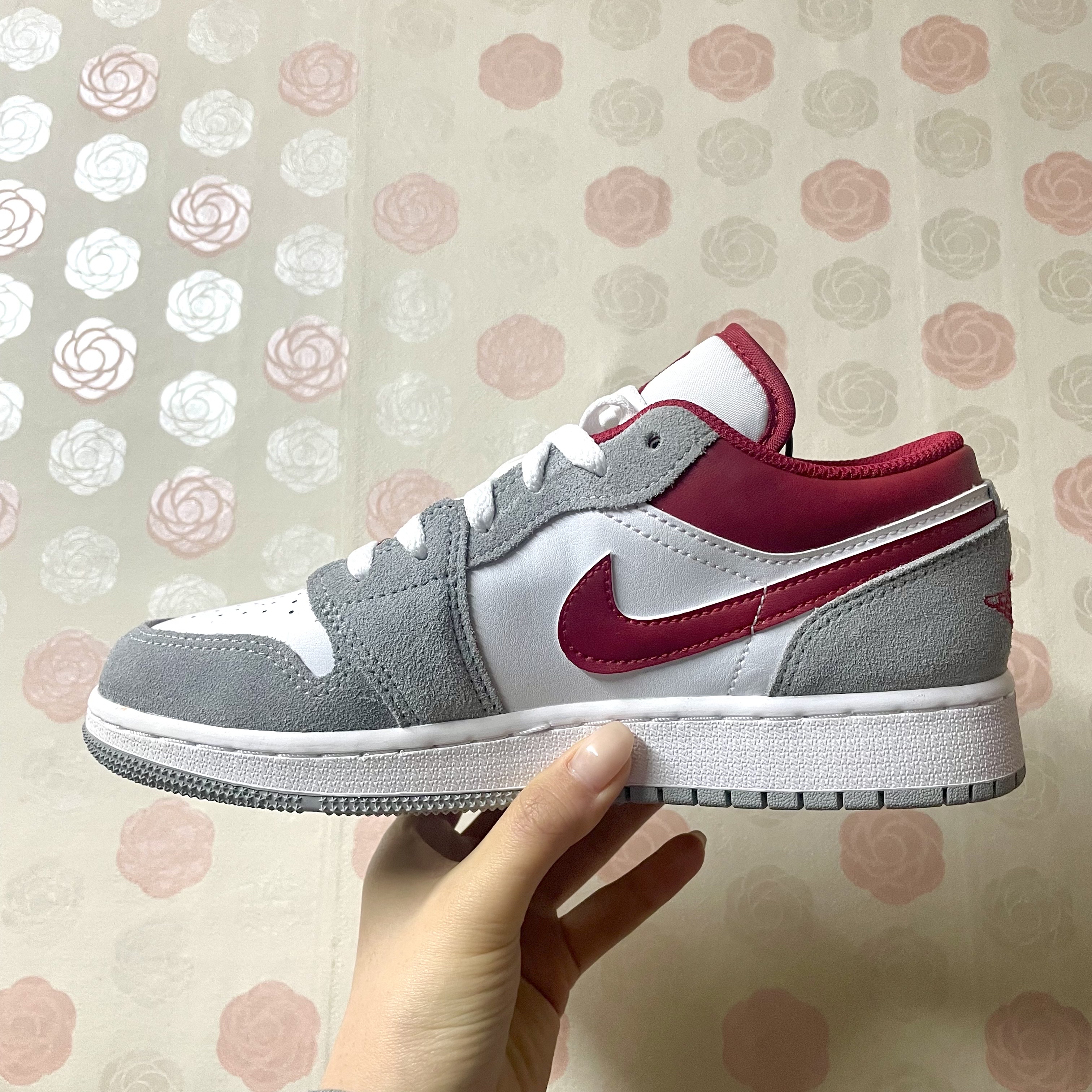 (GS) Jordan 1 Low SE Light Smoke Grey Gym Red 착용 스타일 - 1