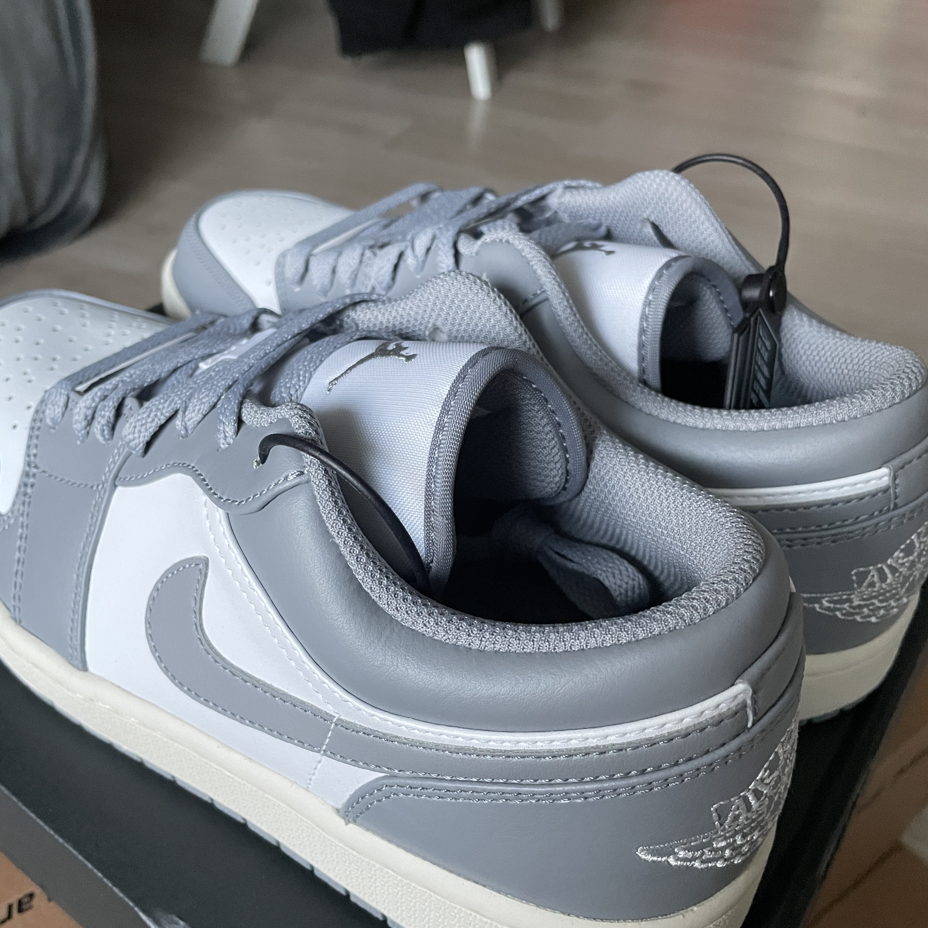 Jordan 1 Low Stealth and White 착용 스타일 - 2