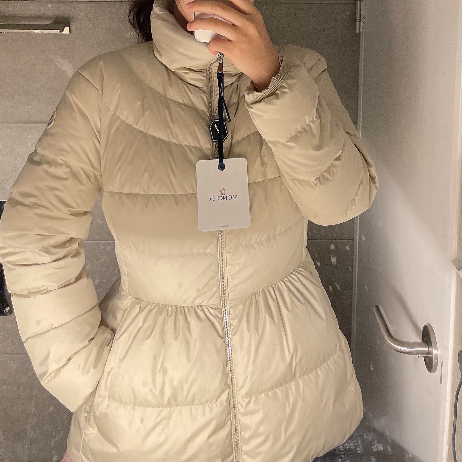 (W) Moncler Guery Short Down Jacket Sand Beige - 22FW 착용 스타일