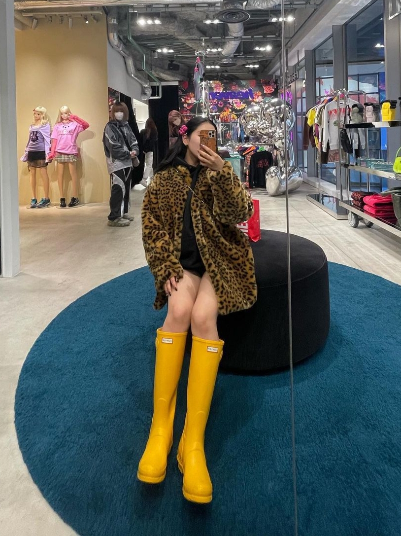 Hunter Women Original Tall RainBoots Yellow 착용 스타일 - 1