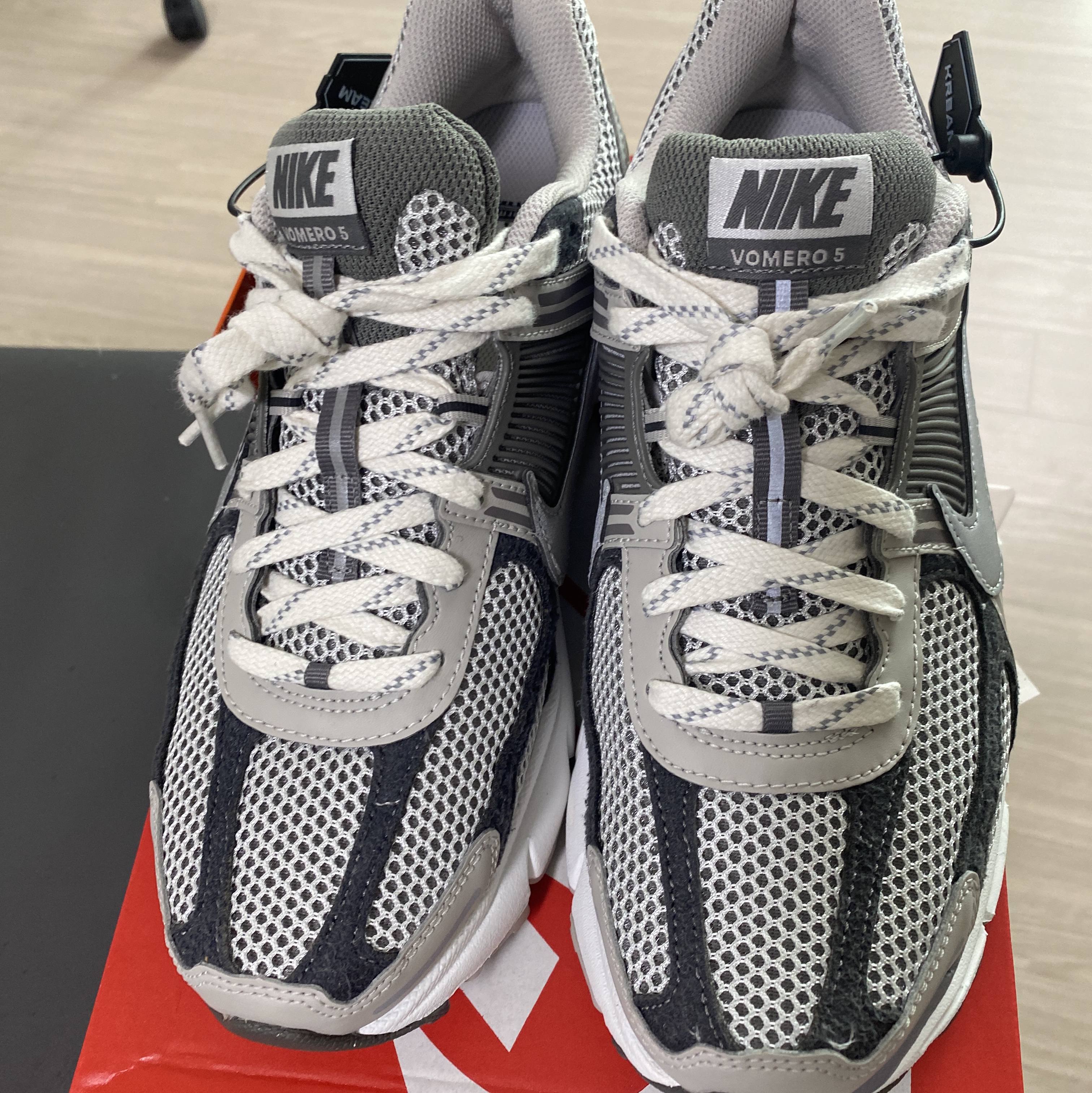 Nike Zoom Vomero 5 PRM Light Iron Ore and Flat Fewter 착용 스타일