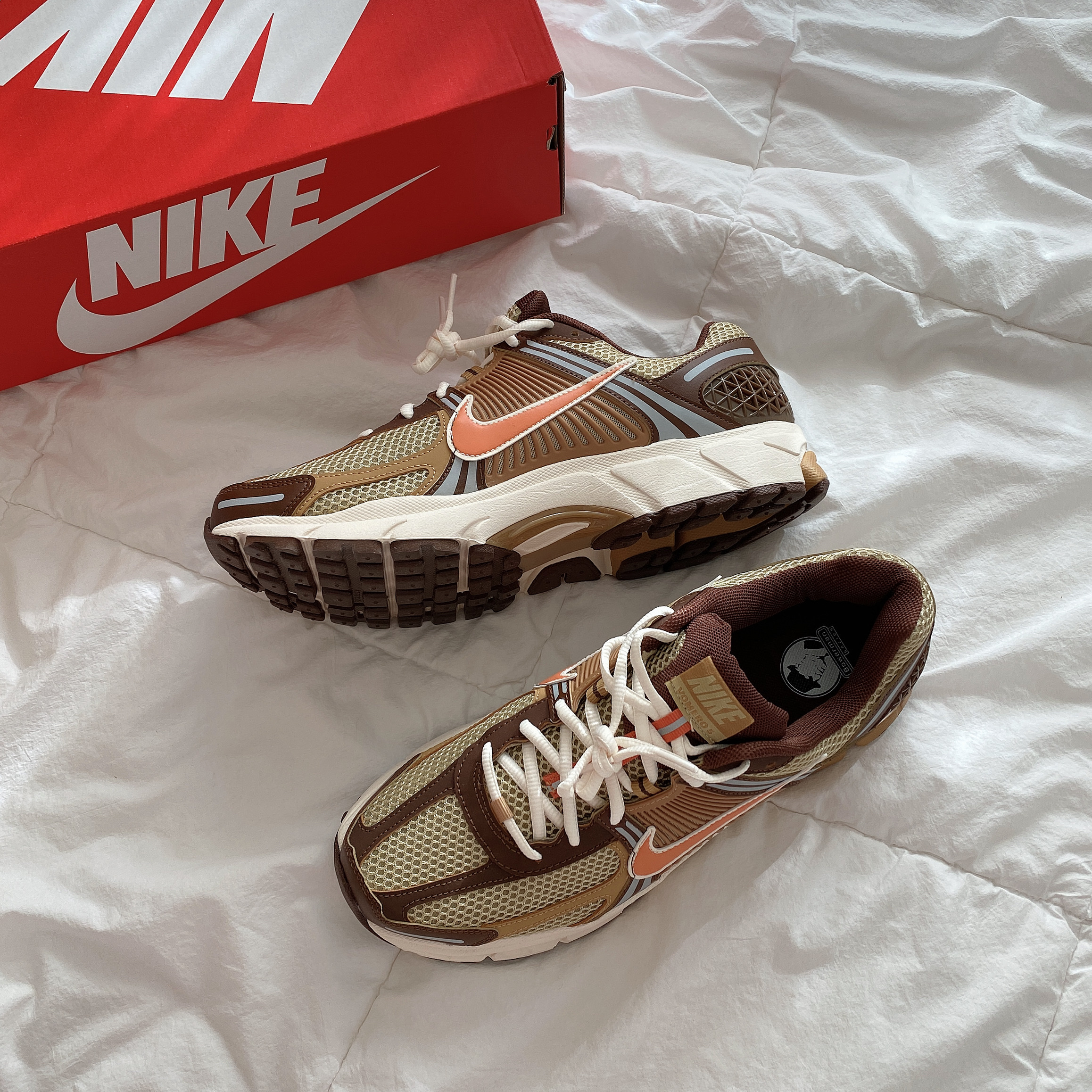 Nike Zoom Vomero 5 Wheat Grass and Cacao Wow 착용 스타일 - 4