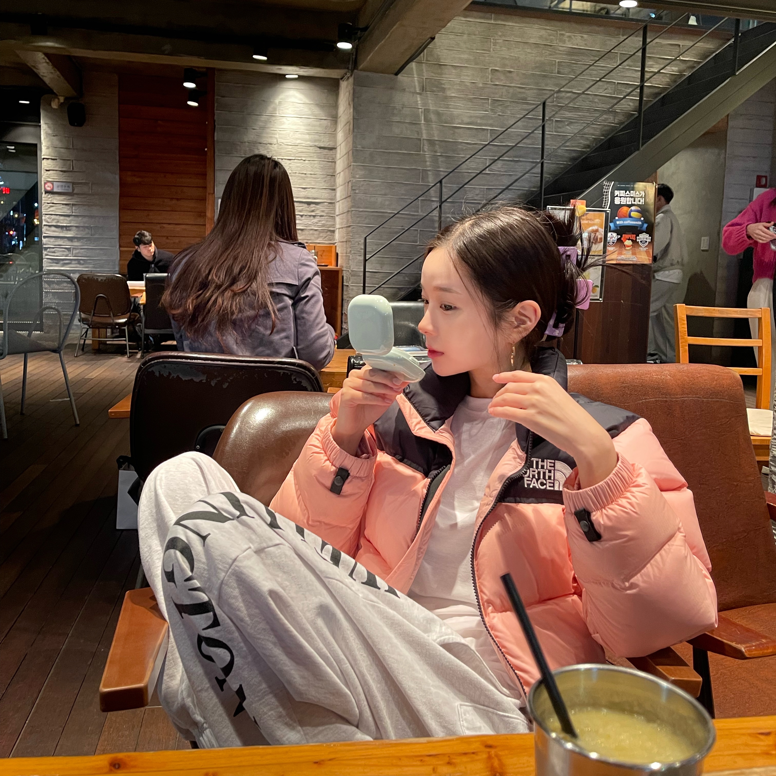 (W) The North Face 1996 Eco Nuptse Jacket Dusty Rose, Celine Baseball Cap in Cotton Black 착용 스타일 - 1