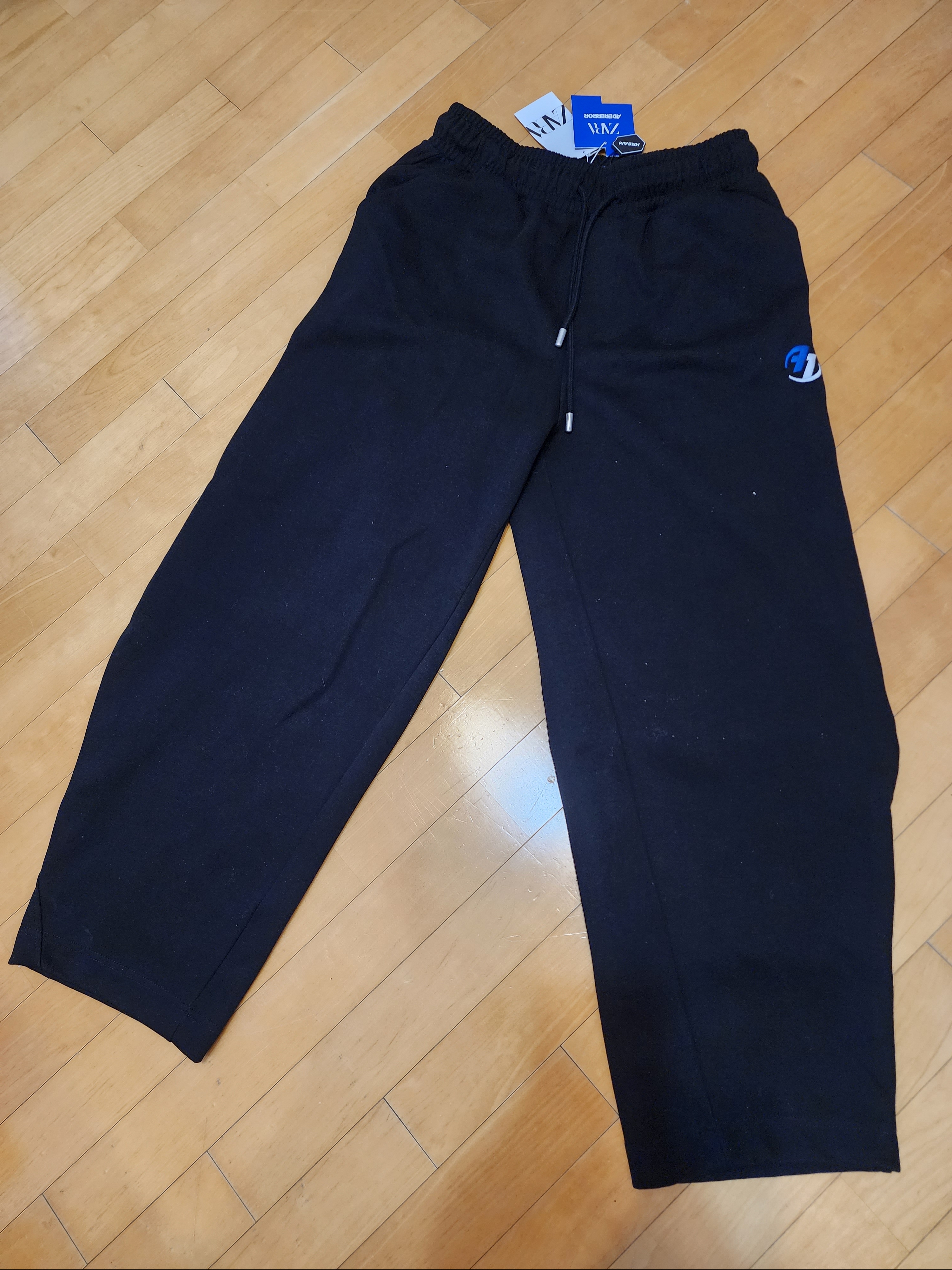 Zara x Ader Error Jogger Pants Black 착용 스타일 - 1