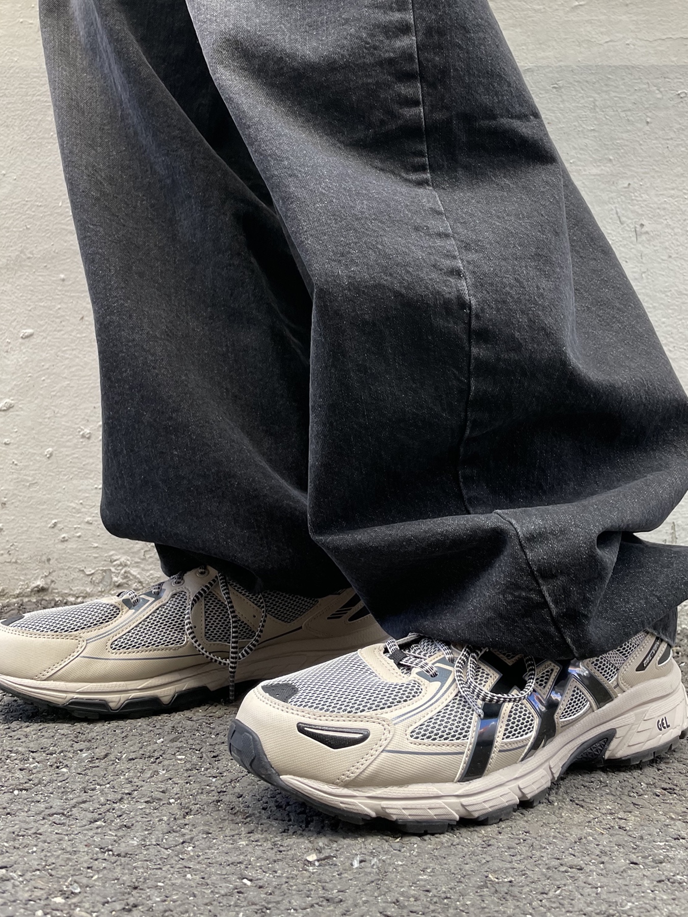 Asics Gel-Venture 6 Feather Grey Black 착용 스타일 - 5