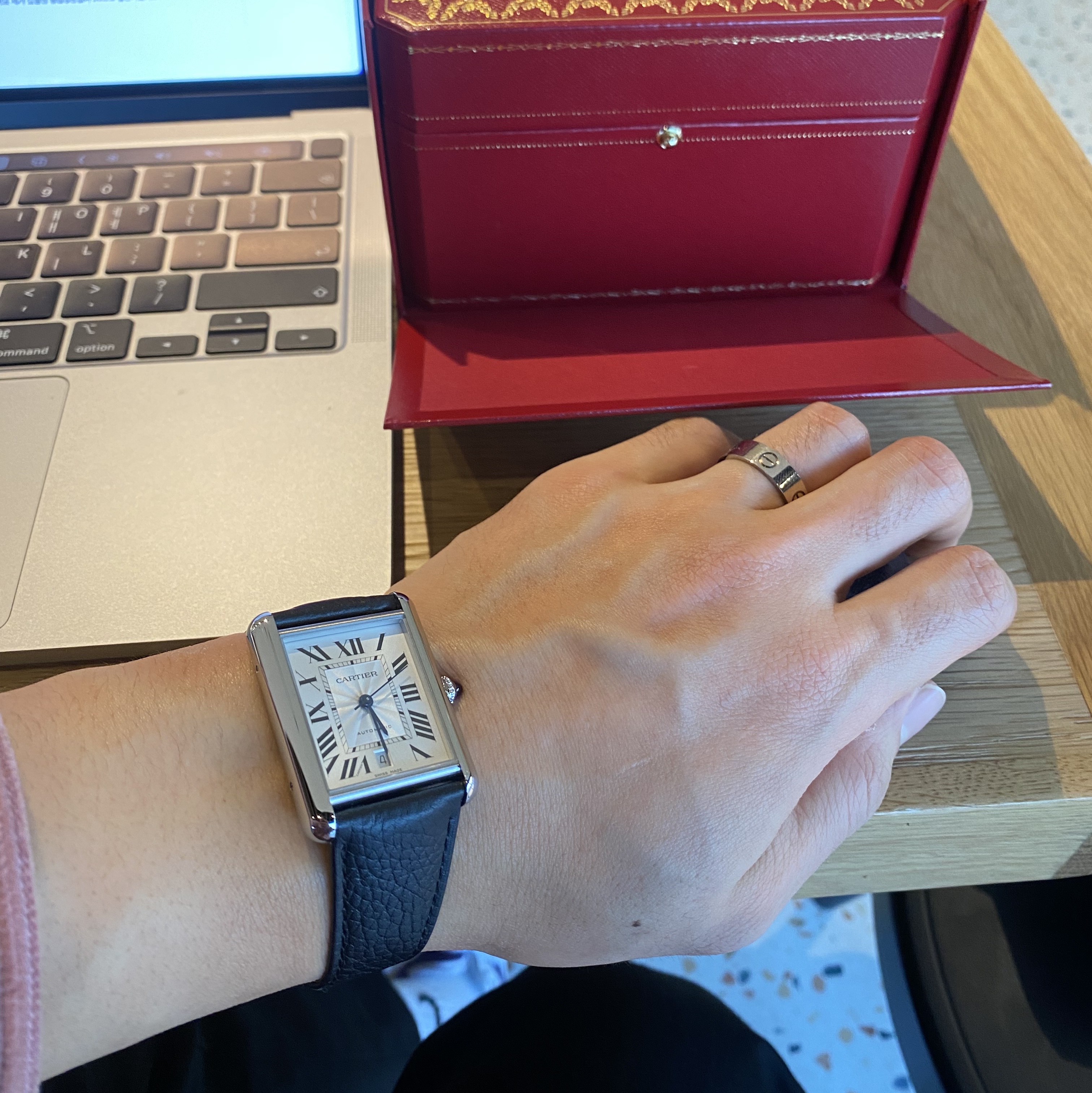 Cartier Tank Must Watch Extra Large Automatic Steel Calfskin Black 착용 스타일