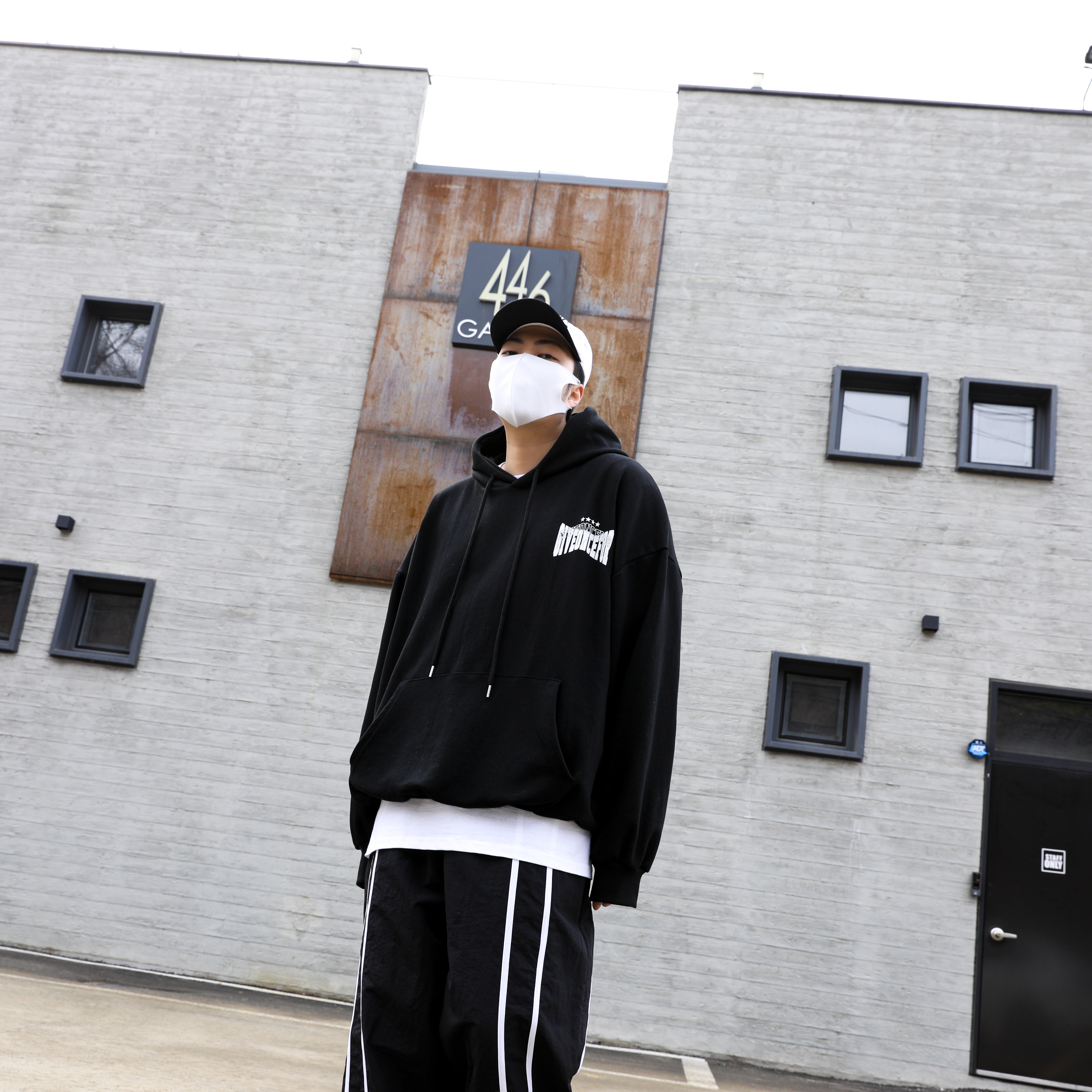 Jordan 4 Retro White and Black 착용 스타일 - 3