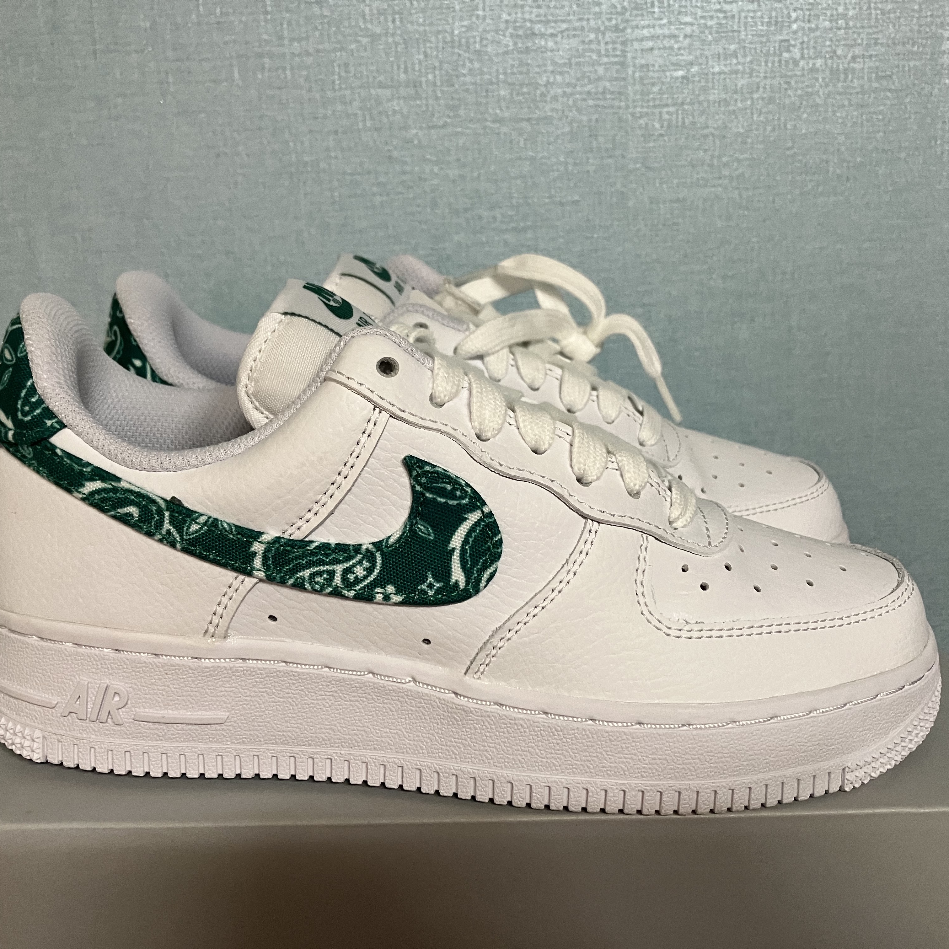 (W) Nike Air Force 1 '07 Essential Paisley Swoosh White Malachite 착용 스타일 - 1