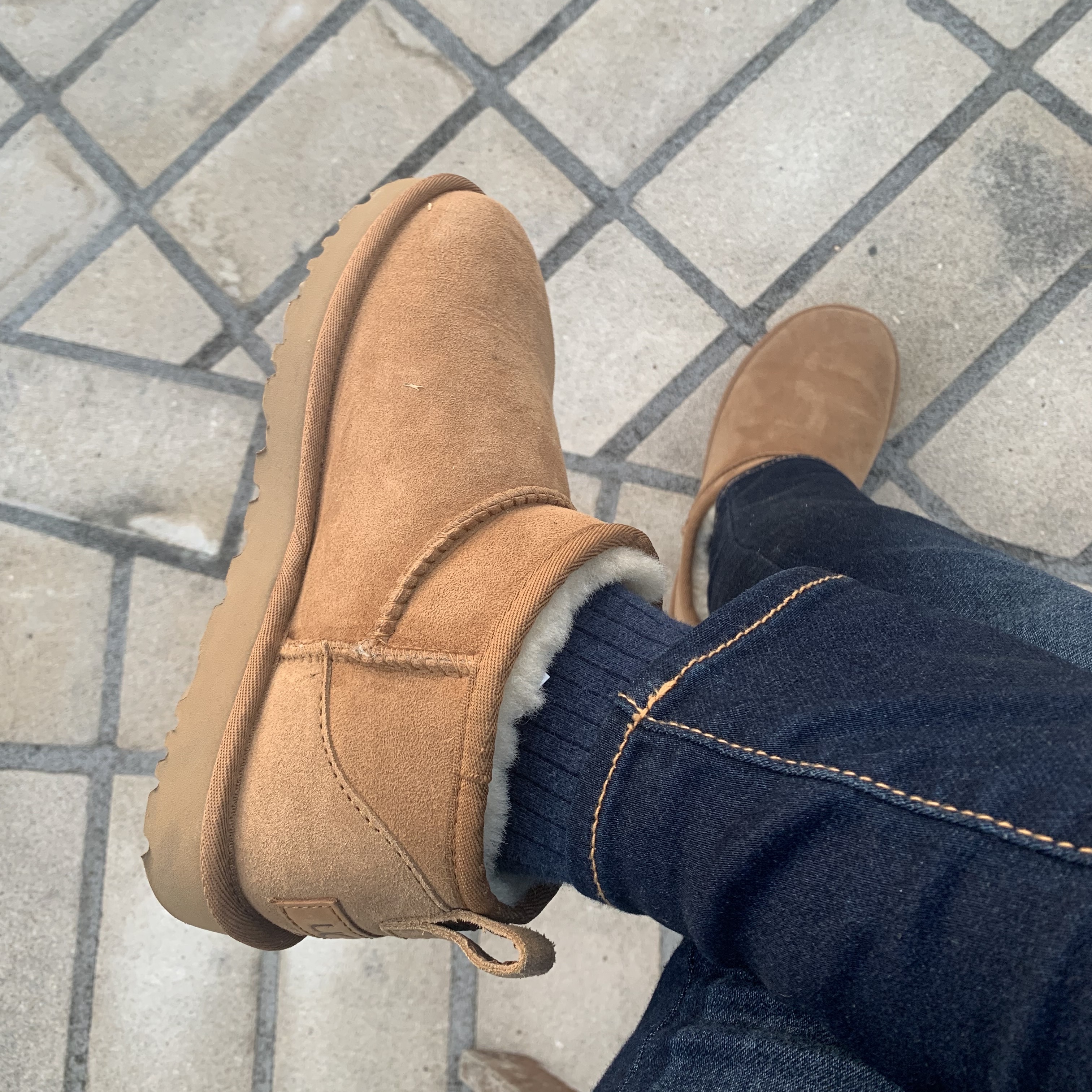 (W) UGG Classic Ultra Mini Boots Chestnut 착용 스타일 - 3
