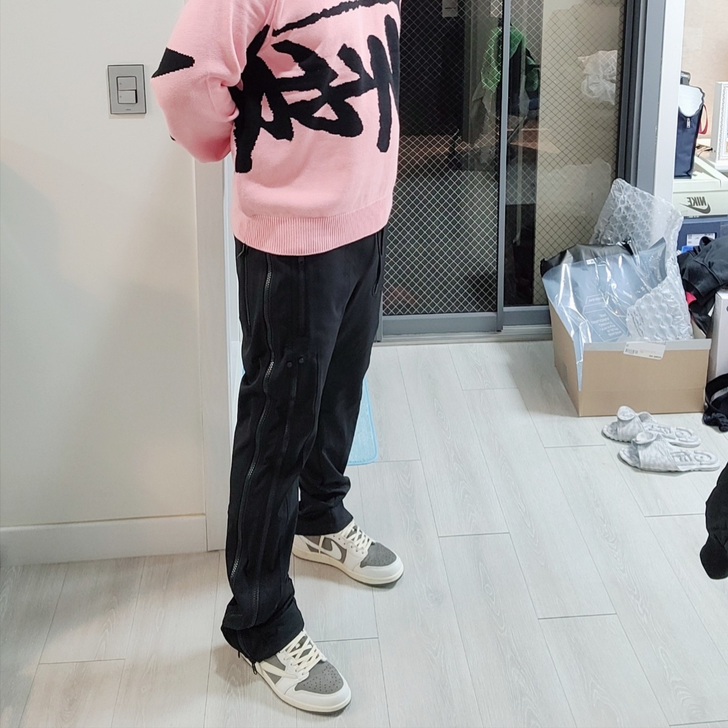 Stussy Stock Sweater Pink, Jordan 1 x Travis Scott Retro Low OG SP Sail and Ridgerock 착용 스타일 - 1