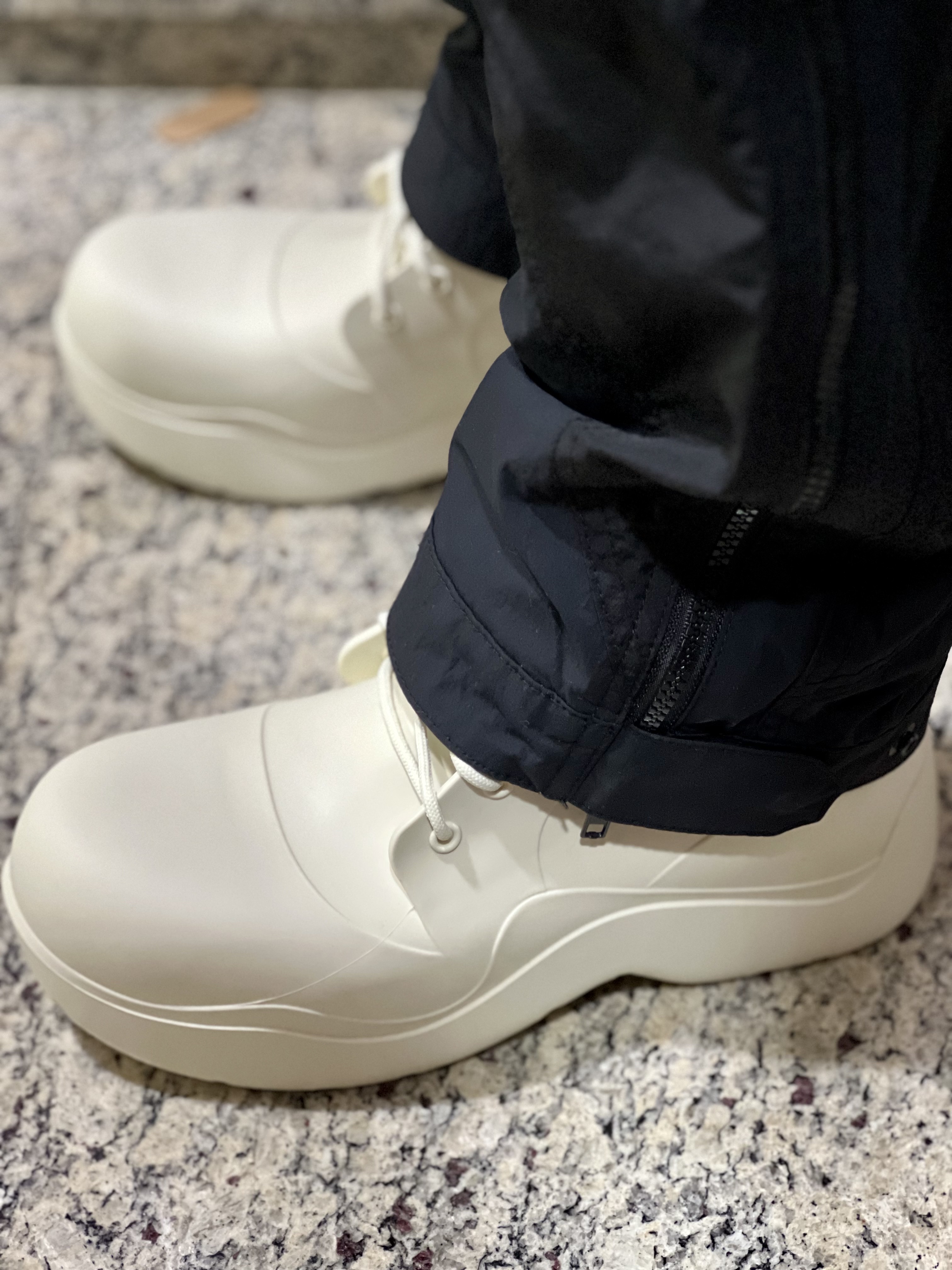 Yeezy Gap Hoodie Black, Bottega Veneta Puddle Lace-Up Ankle Boots Sea Salt 착용 스타일 - 4
