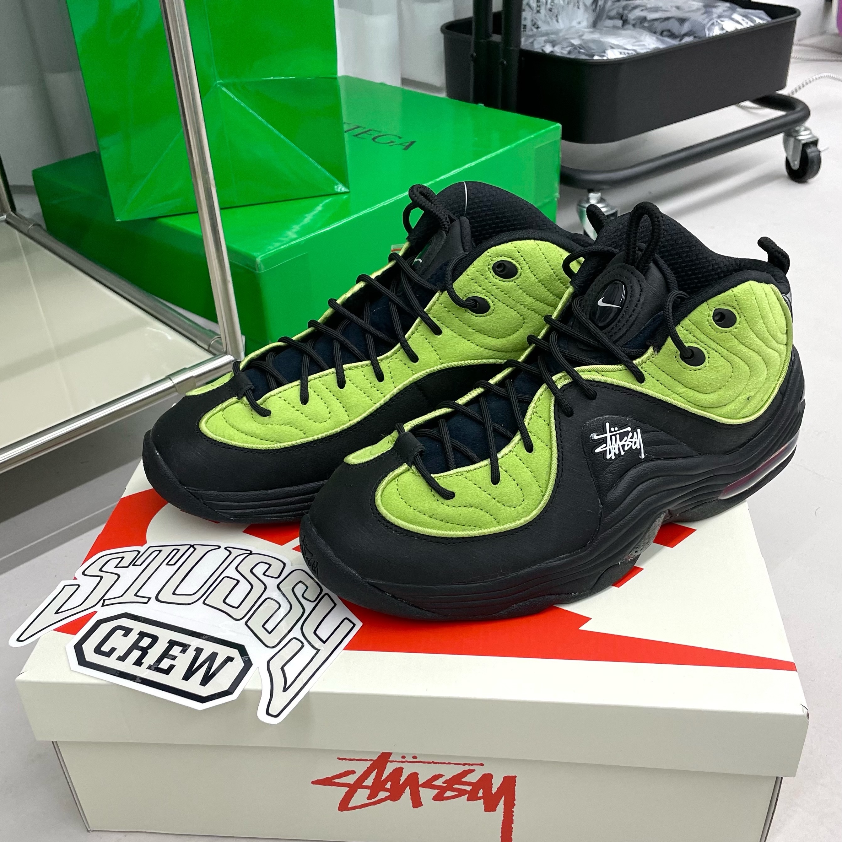 Nike x Stussy Air Penny II Vivid Green and Black, Diesel J-Hives Windbreaker with Contrast Piping Black 착용 스타일 - 2