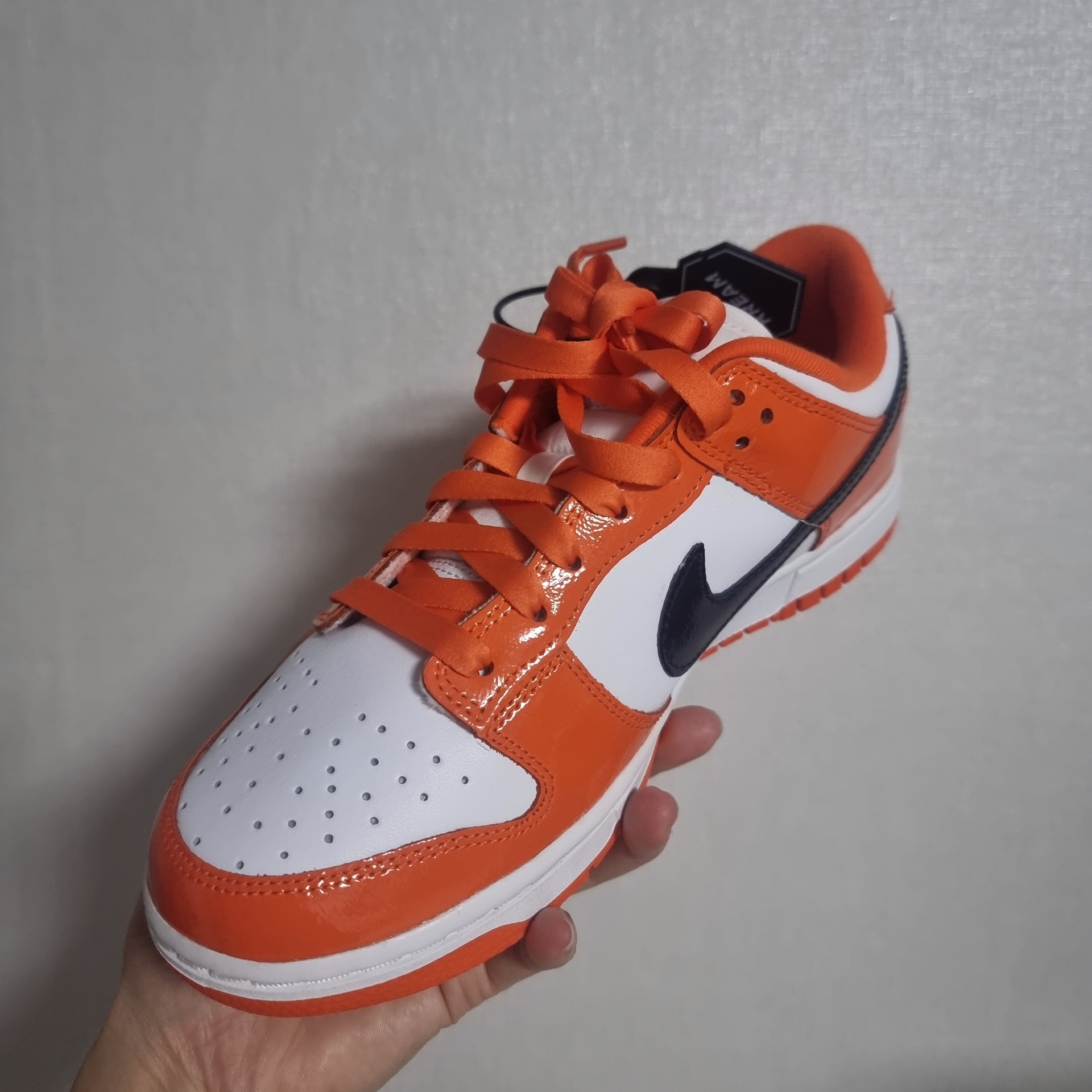 (W) Nike Dunk Low Essential Brilliant Orange 착용 스타일 - 2