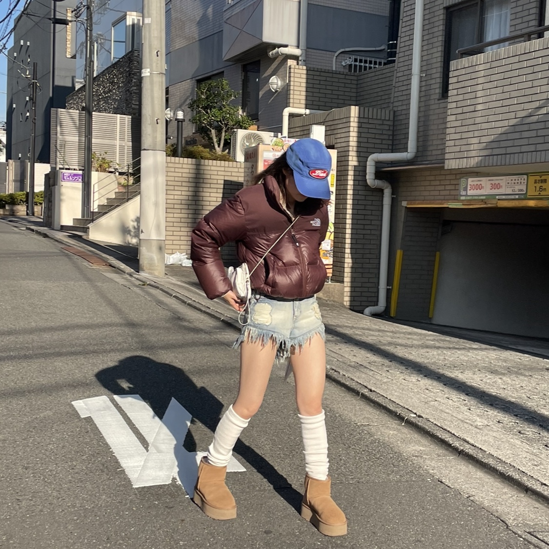 (W) The North Face White Label Novelty Nuptse Down Jacket Cocoa Brown, (W) UGG Classic Ultra Mini Platform Boots Chestnut 착용 스타일 - 3
