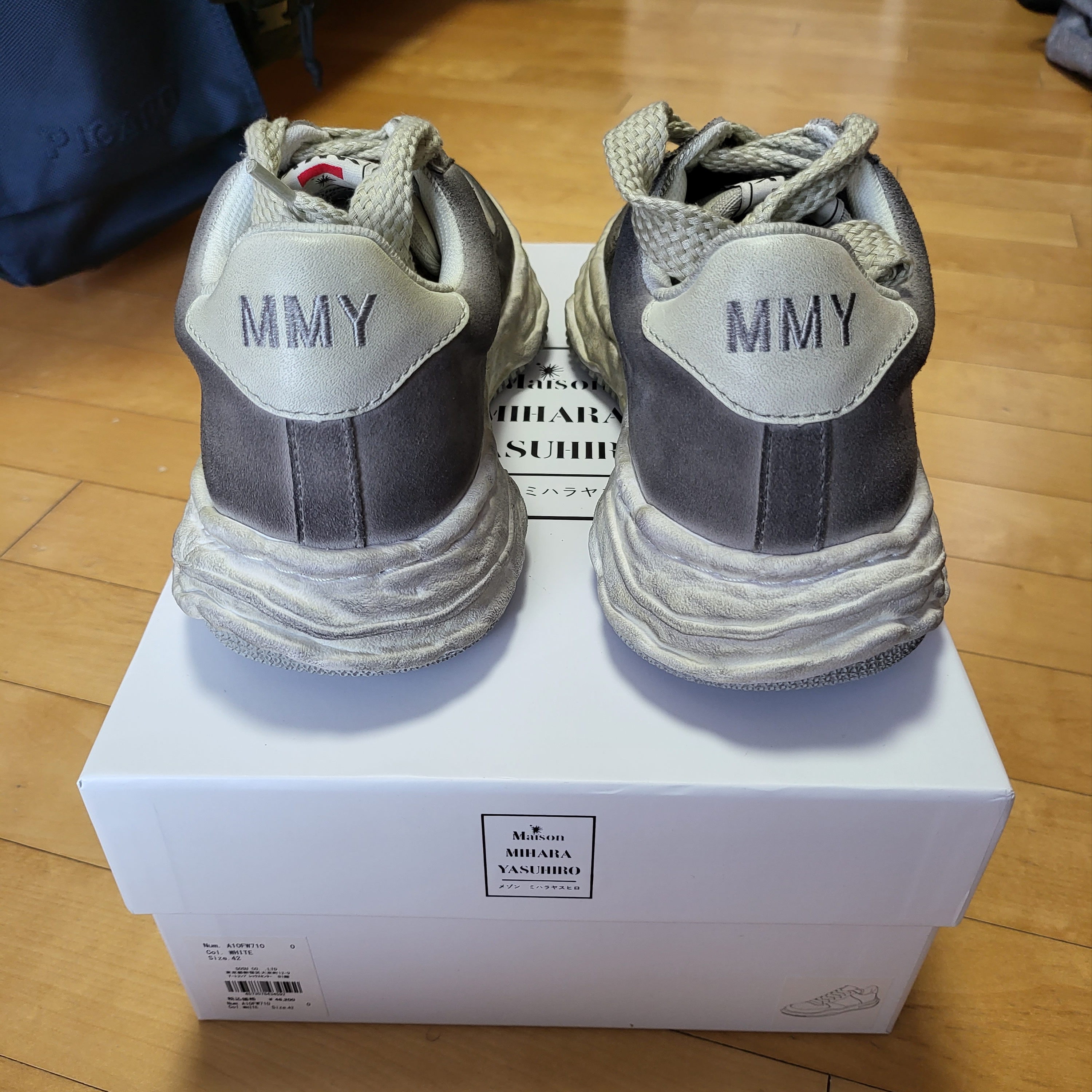 Maison Mihara Yasuhiro Wayne OG Sole Distressed Leather Low-top Sneaker White 착용 스타일 - 4