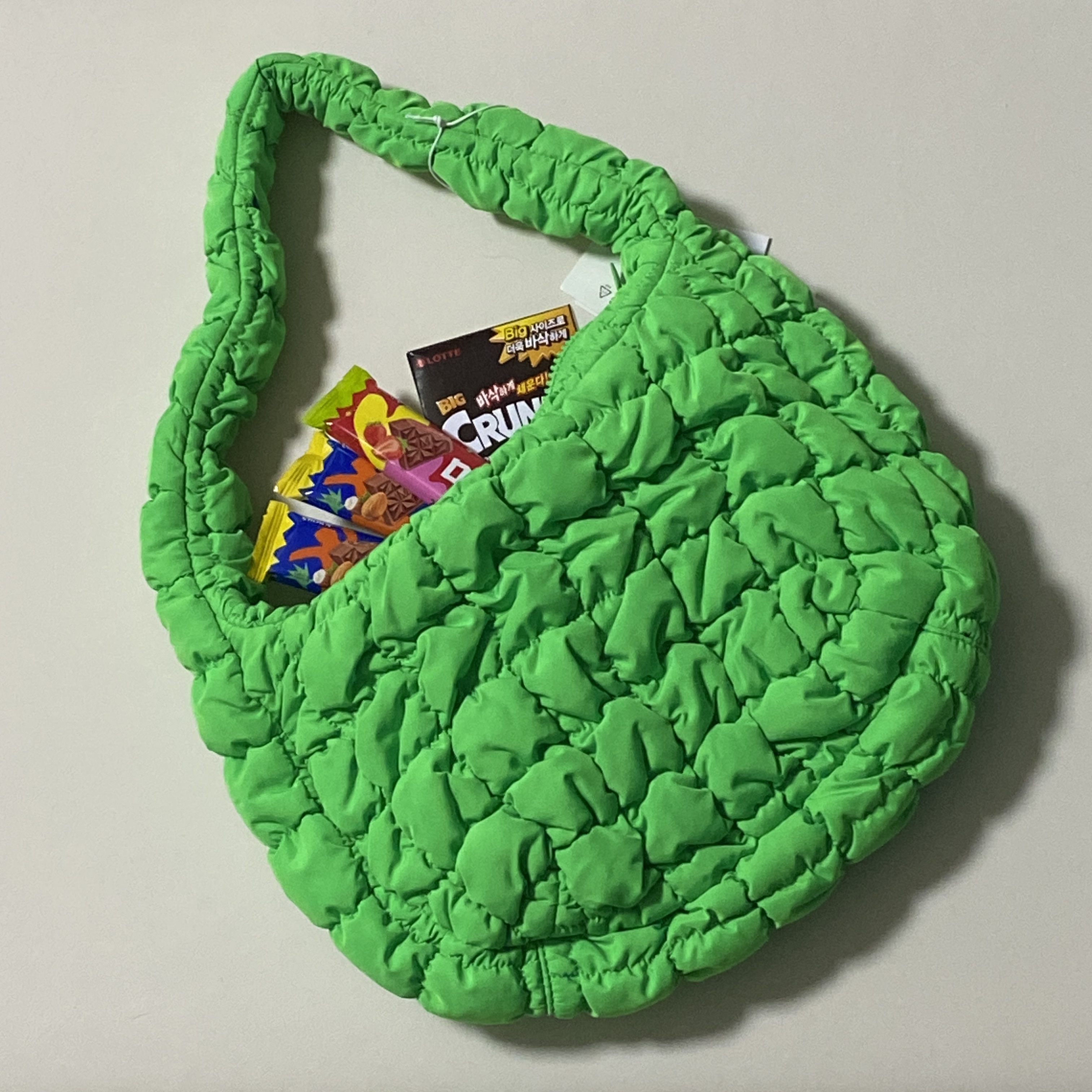 COS Quilted Mini Bag Bright Green 착용 스타일