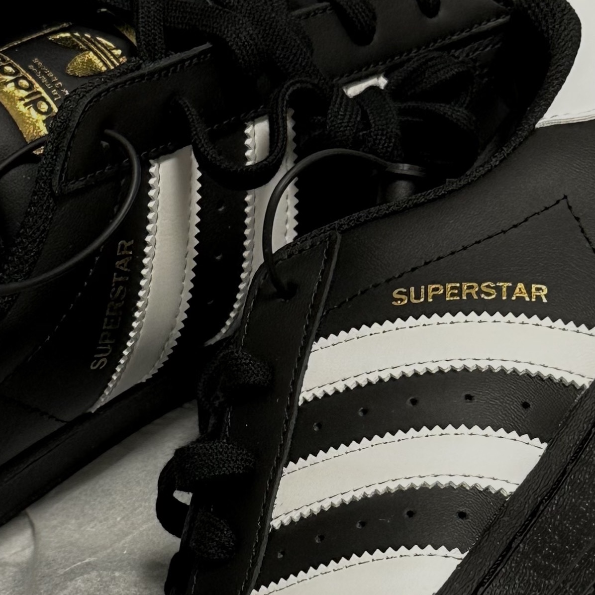 Adidas Superstar Core Black White 착용 스타일 - 2