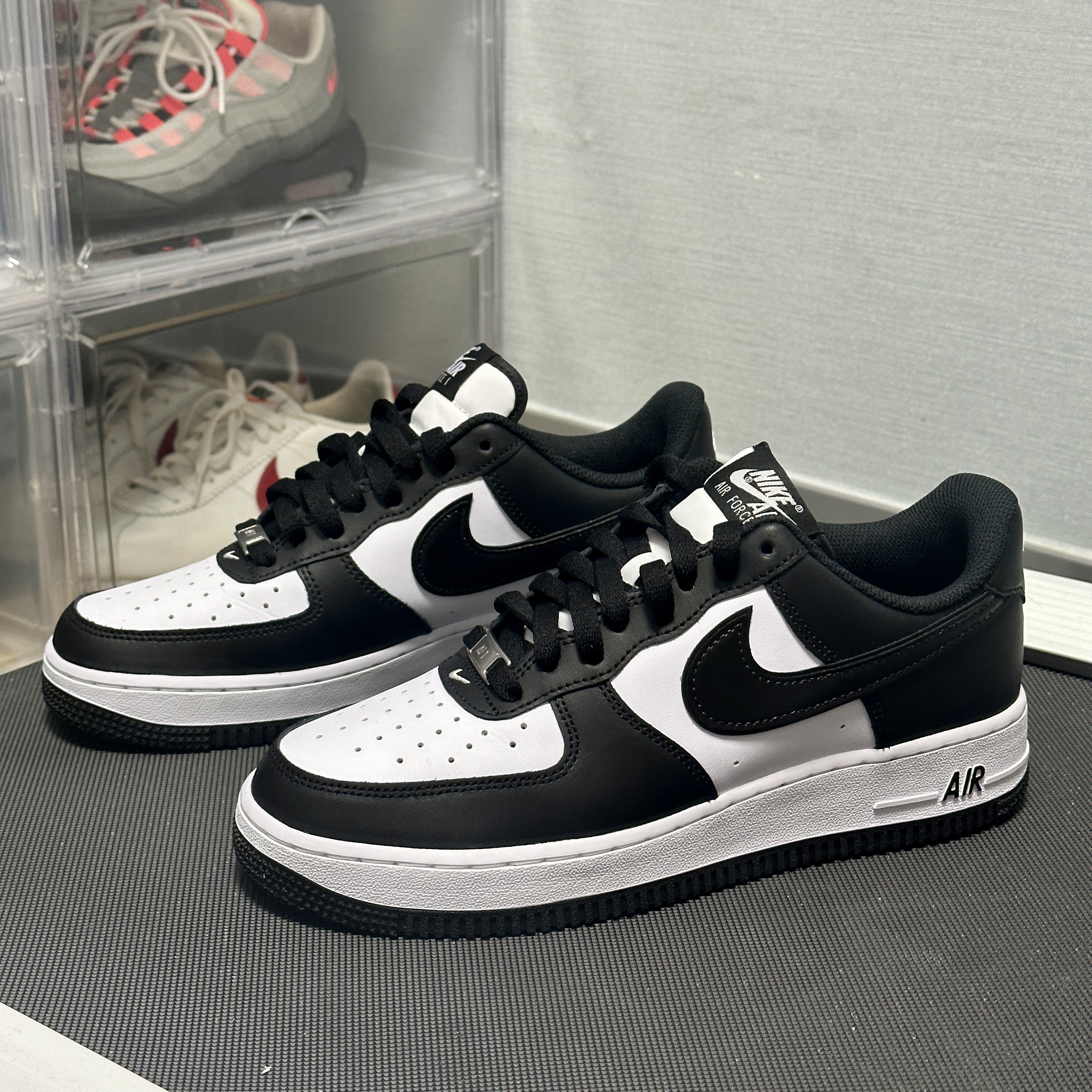 Nike Air Force 1 '07 Black White 착용 스타일 - 1