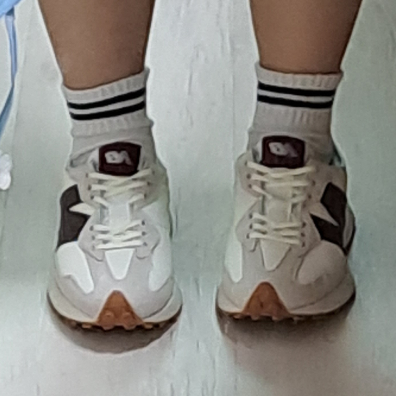 (W) New Balance 327 Burgundy 착용 스타일 - 2