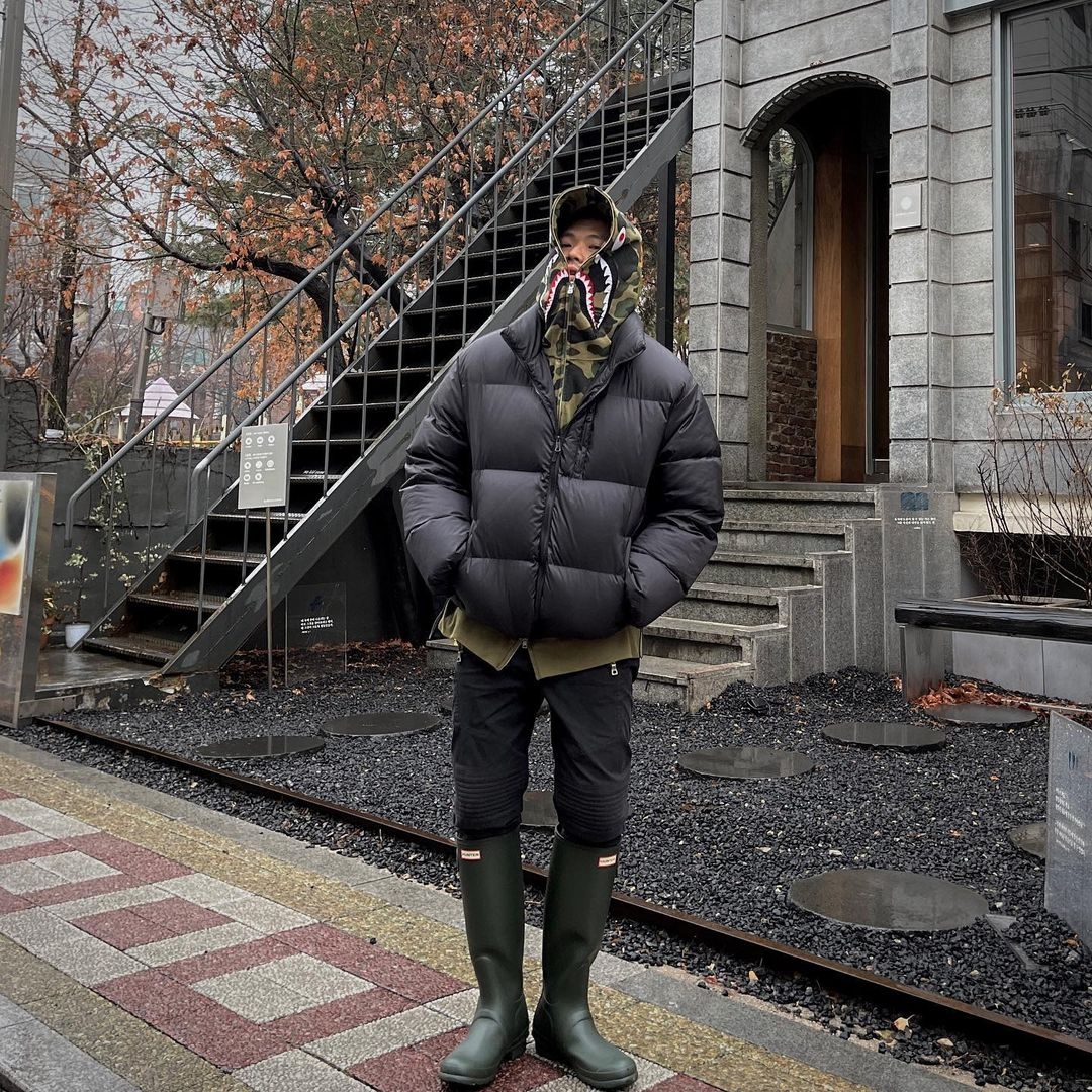 Hunter Original Tall Rainboots Dark Olive 착용 스타일 - 1