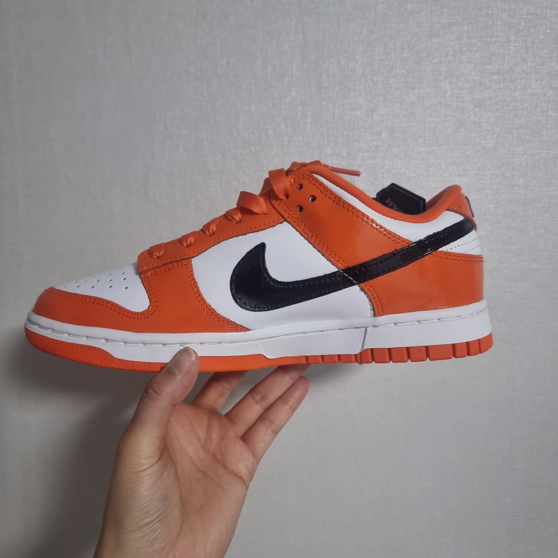 (W) Nike Dunk Low Essential Brilliant Orange 착용 스타일 - 1