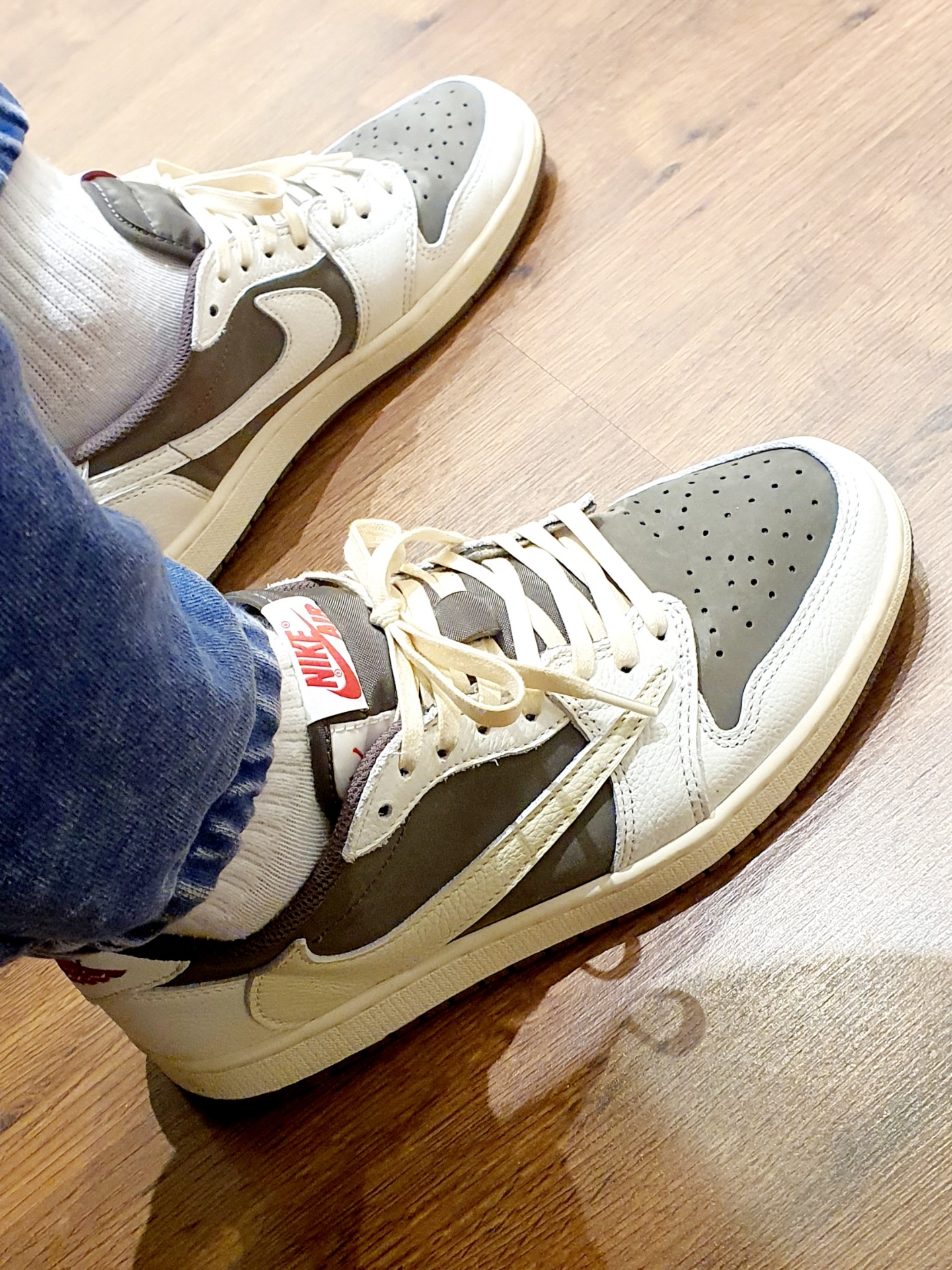 Jordan 1 x Travis Scott Retro Low OG SP Sail and Ridgerock 착용 스타일