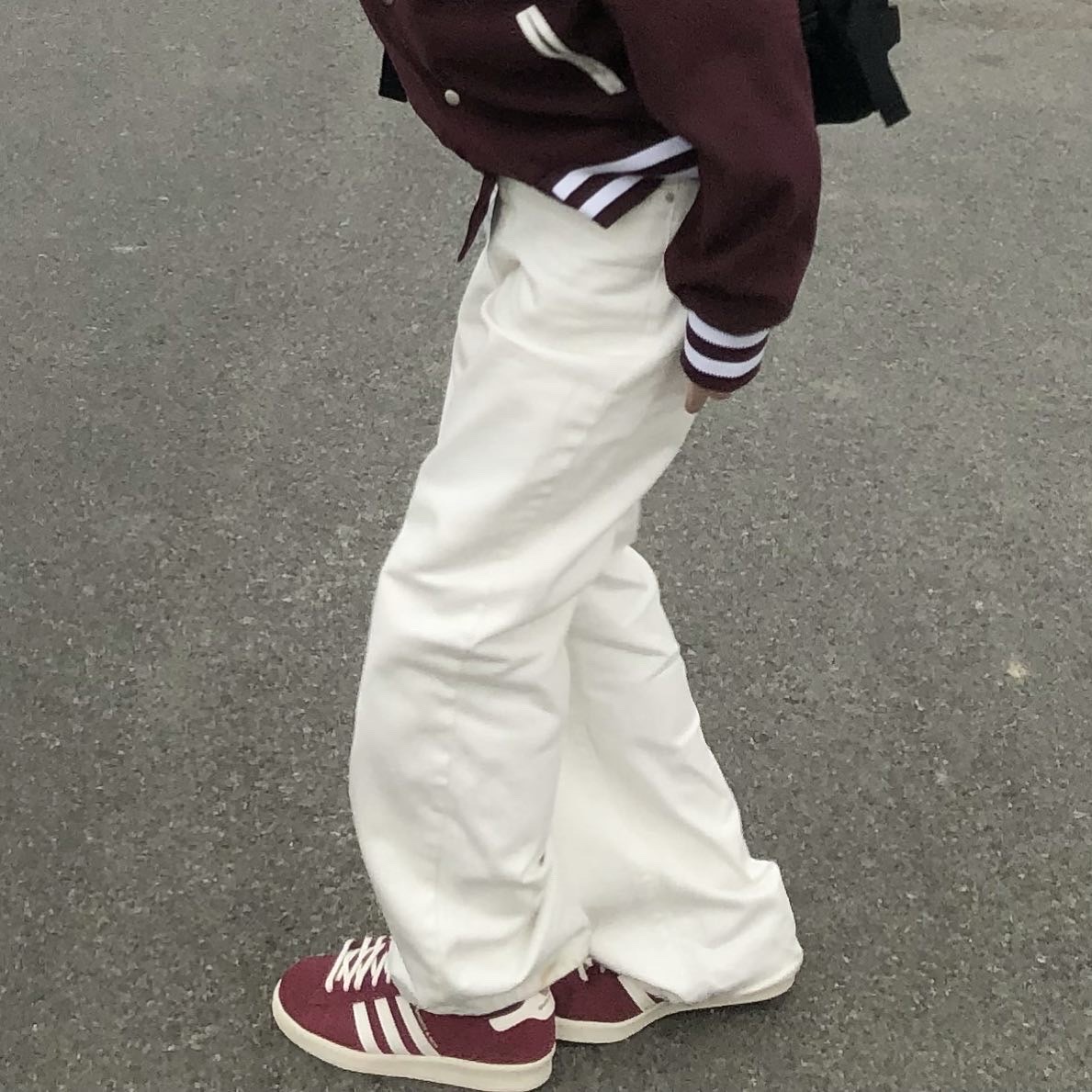 Adidas x Sporty & Rich Campus 80s Collegiate Burgundy Chalk White 착용 스타일 - 4