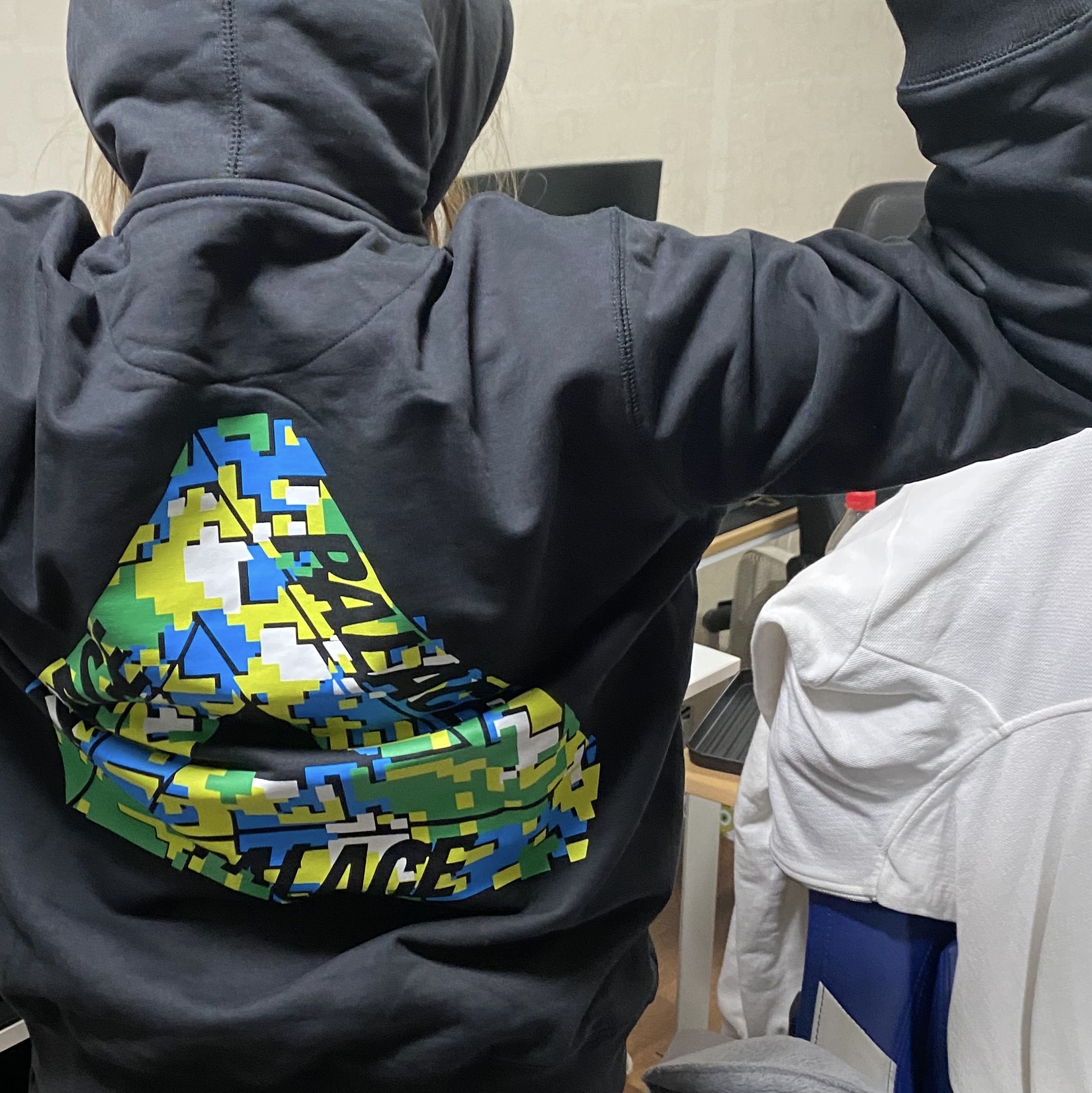 Palace Tri-Digi Hood Black - 22FW 착용 스타일