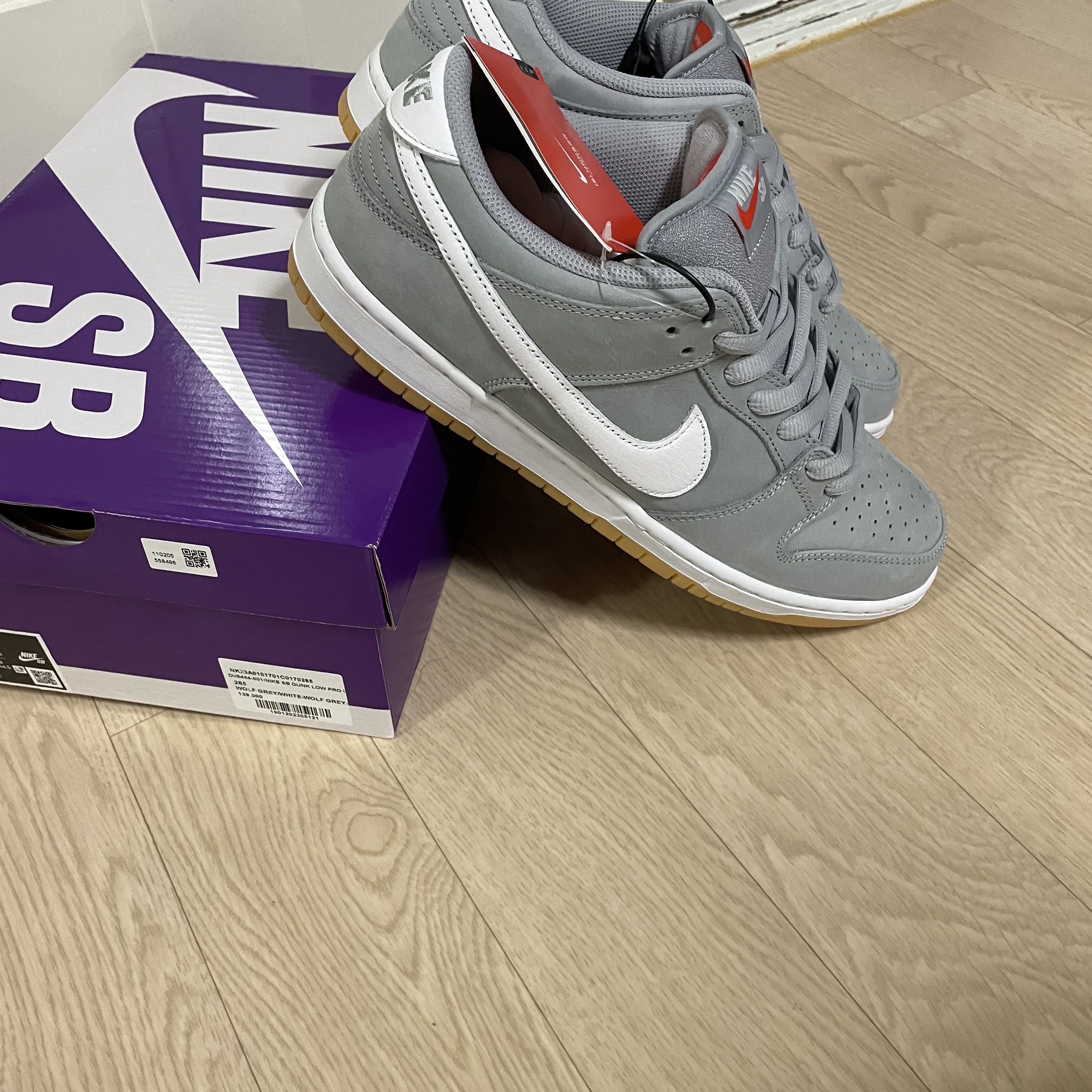 Nike Dunk Low Pro SB Wolf Grey White 착용 스타일 - 4