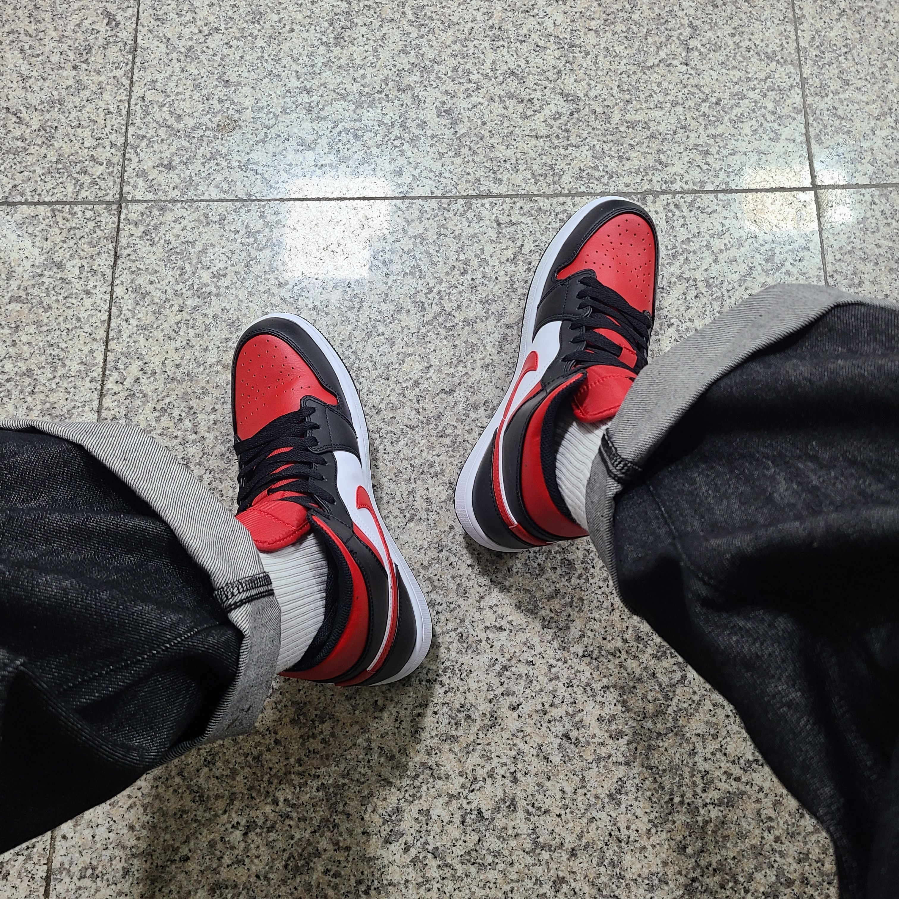 Jordan 1 Mid Black Fire Red 착용 스타일 - 1
