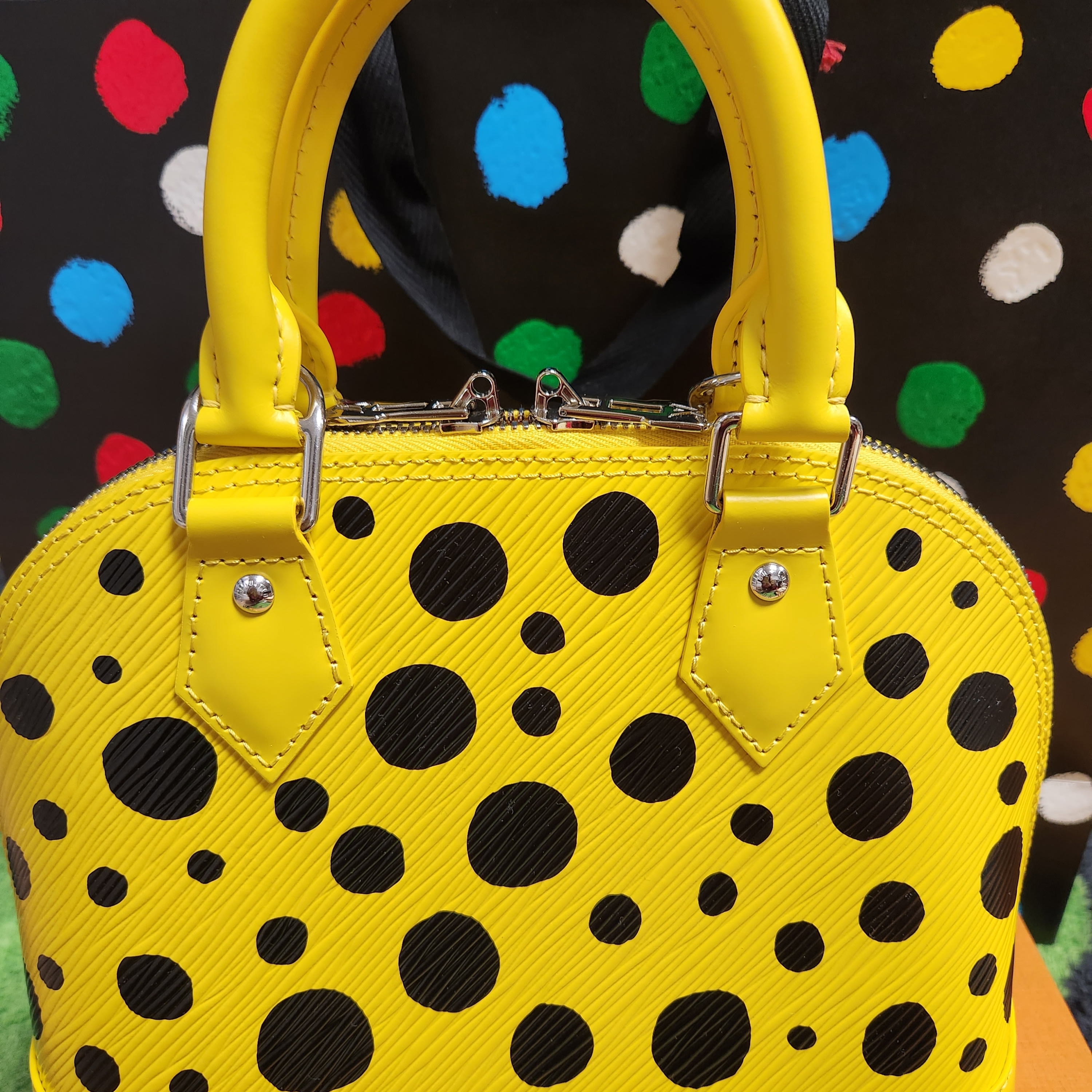 Louis Vuitton x YK Alma BB Yellow Black 착용 스타일