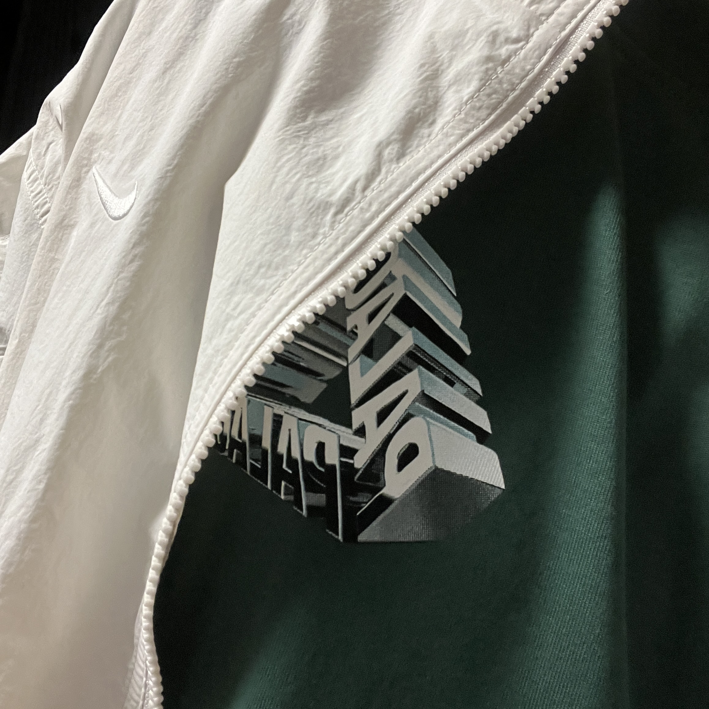 Palace Tri-Chrome T-Shirt Huntsman - 23SS, Nike NRG Solo Swoosh Woven Track Jacket Phantom White - Asia 착용 스타일 - 1