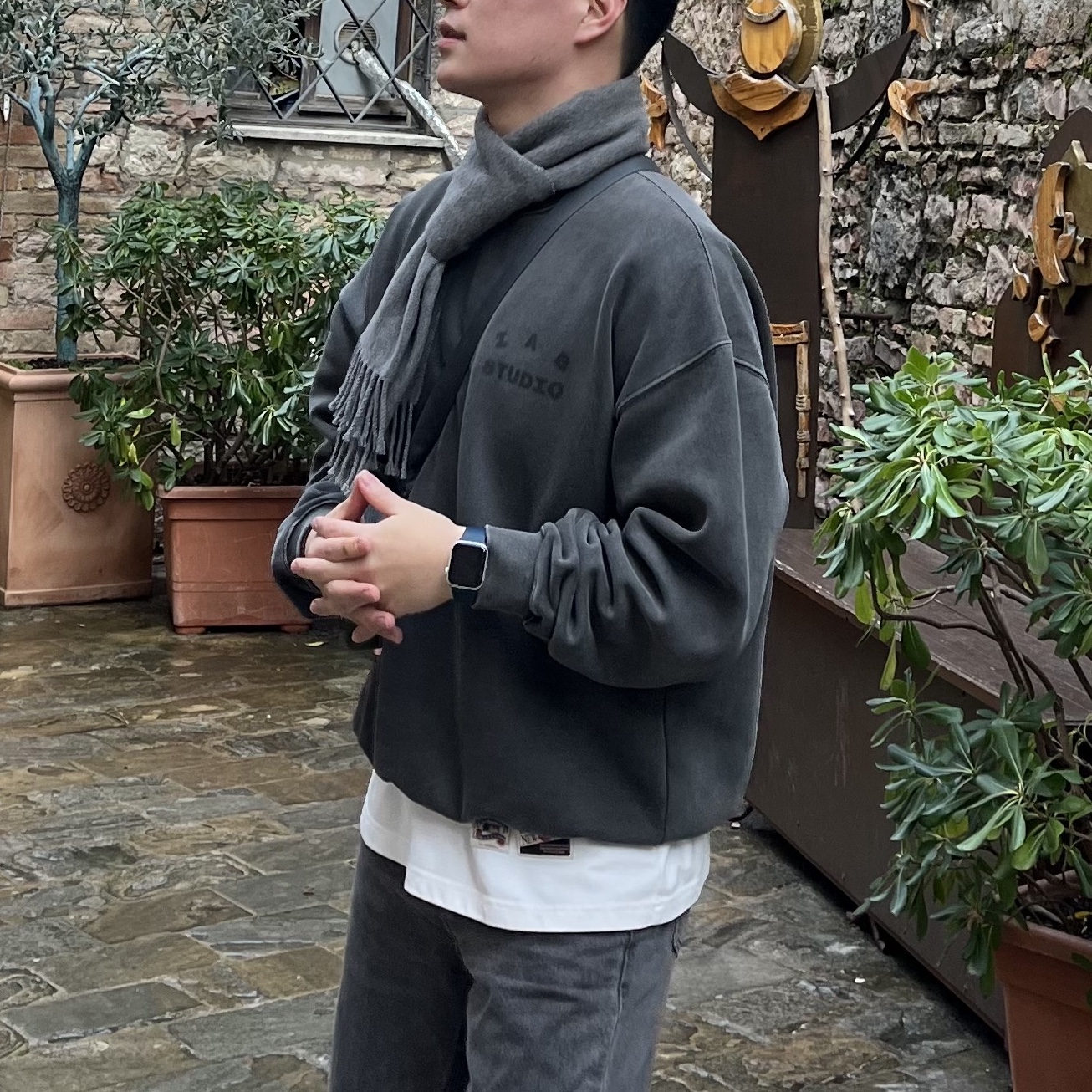 IAB Studio Pigment Sweatshirt Black 착용 스타일