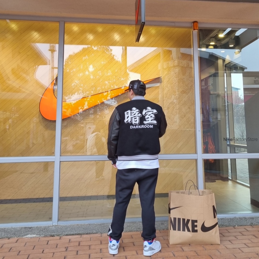 Jordan 3 Retro Seoul, New Era x Murakami Takashi Ohana A-Frame Mesh Cap Black 착용 스타일 - 2
