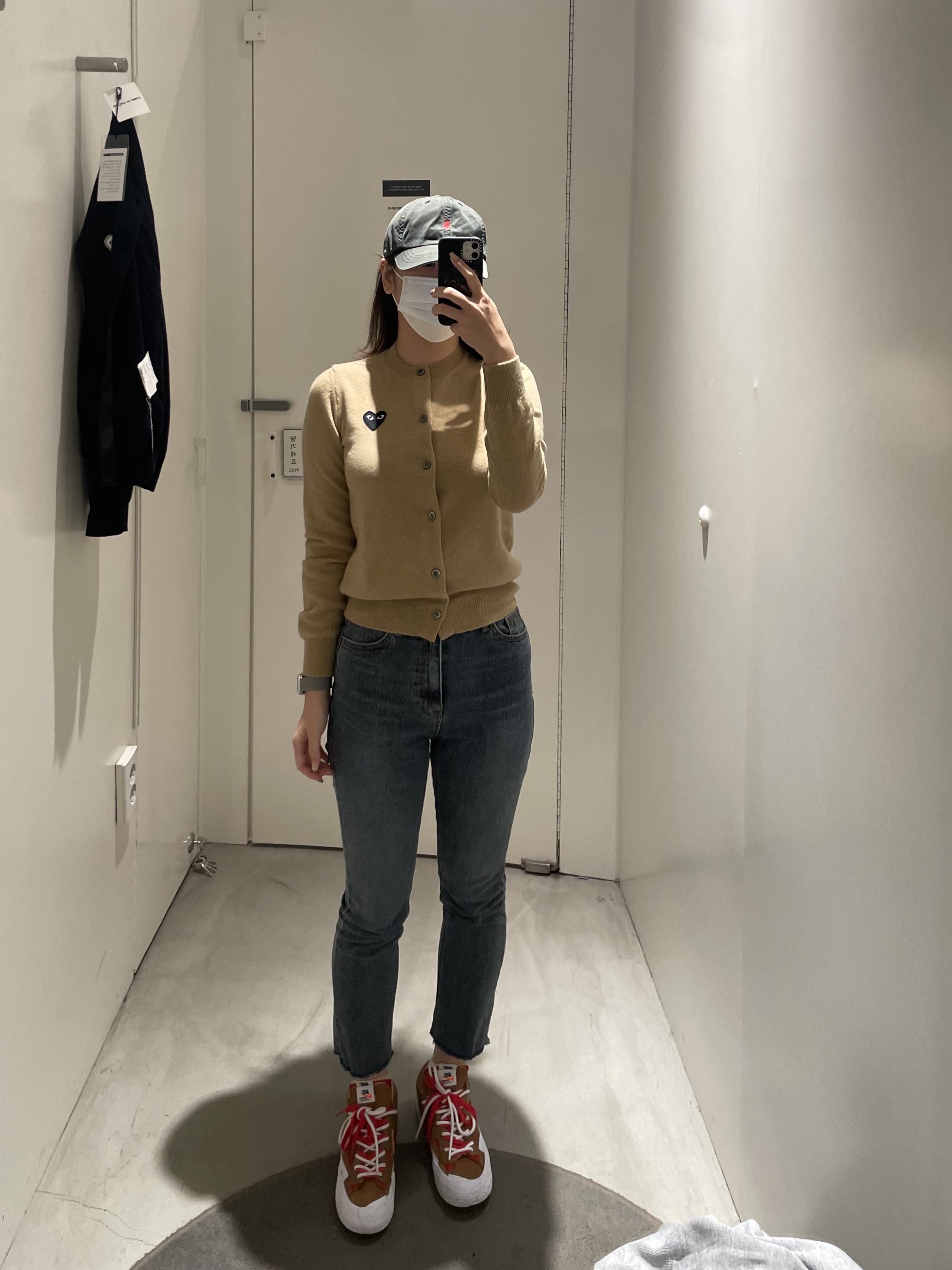 Nike x Sacai Blazer Low British Tan, (W) Play Comme des Garcons Black Heart Knit Cardigan Beige 착용 스타일
