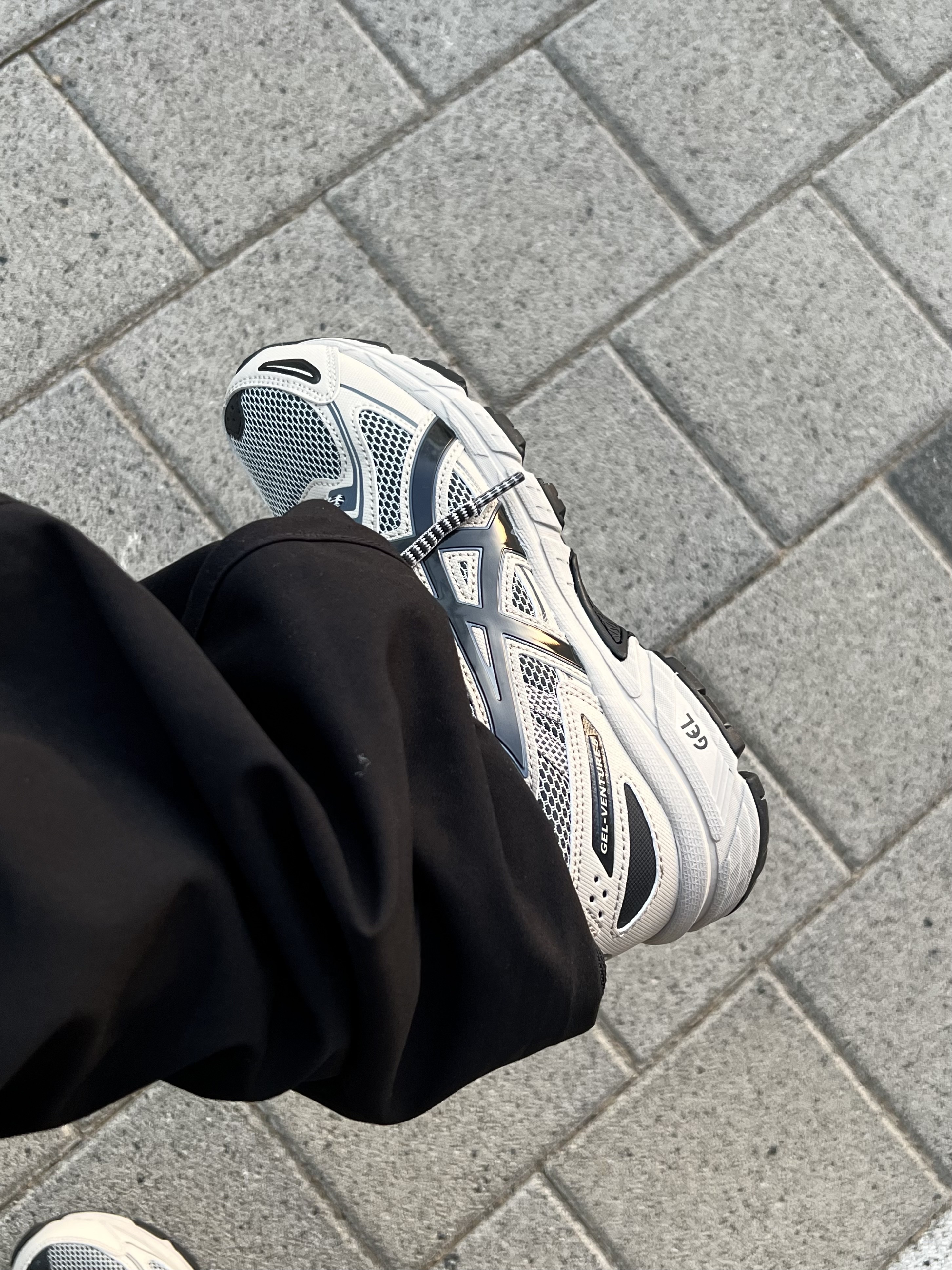 Asics Gel-Venture 6 Feather Grey Black 착용 스타일 - 4