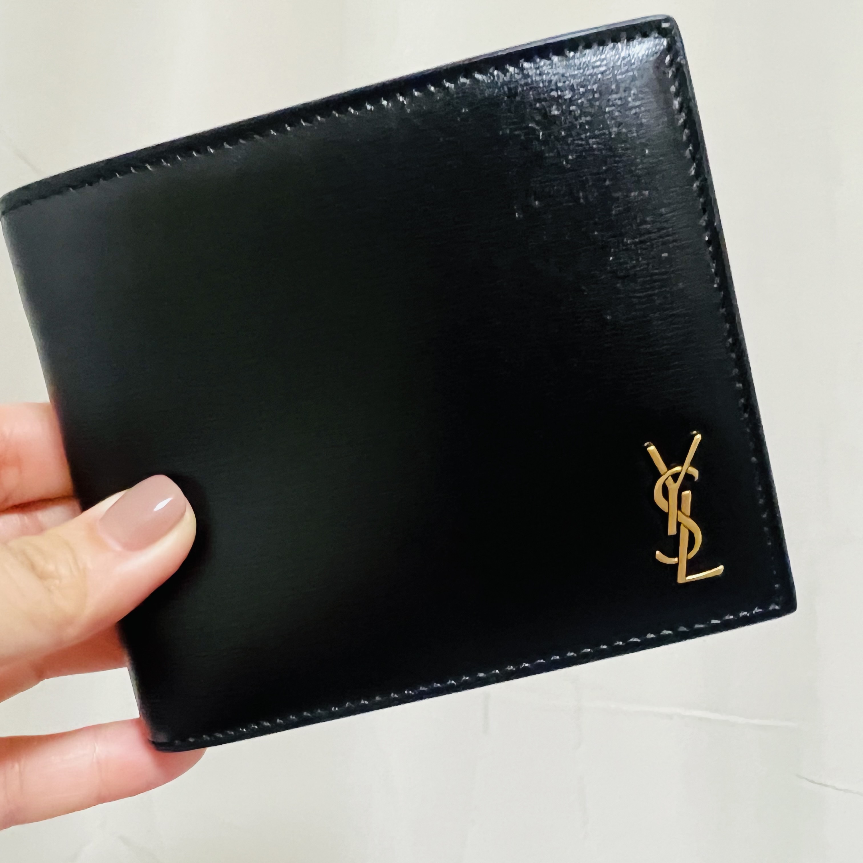 Saint Laurent Tiny Cassandre East/West Wallet in Shiny Leather Black 착용 스타일