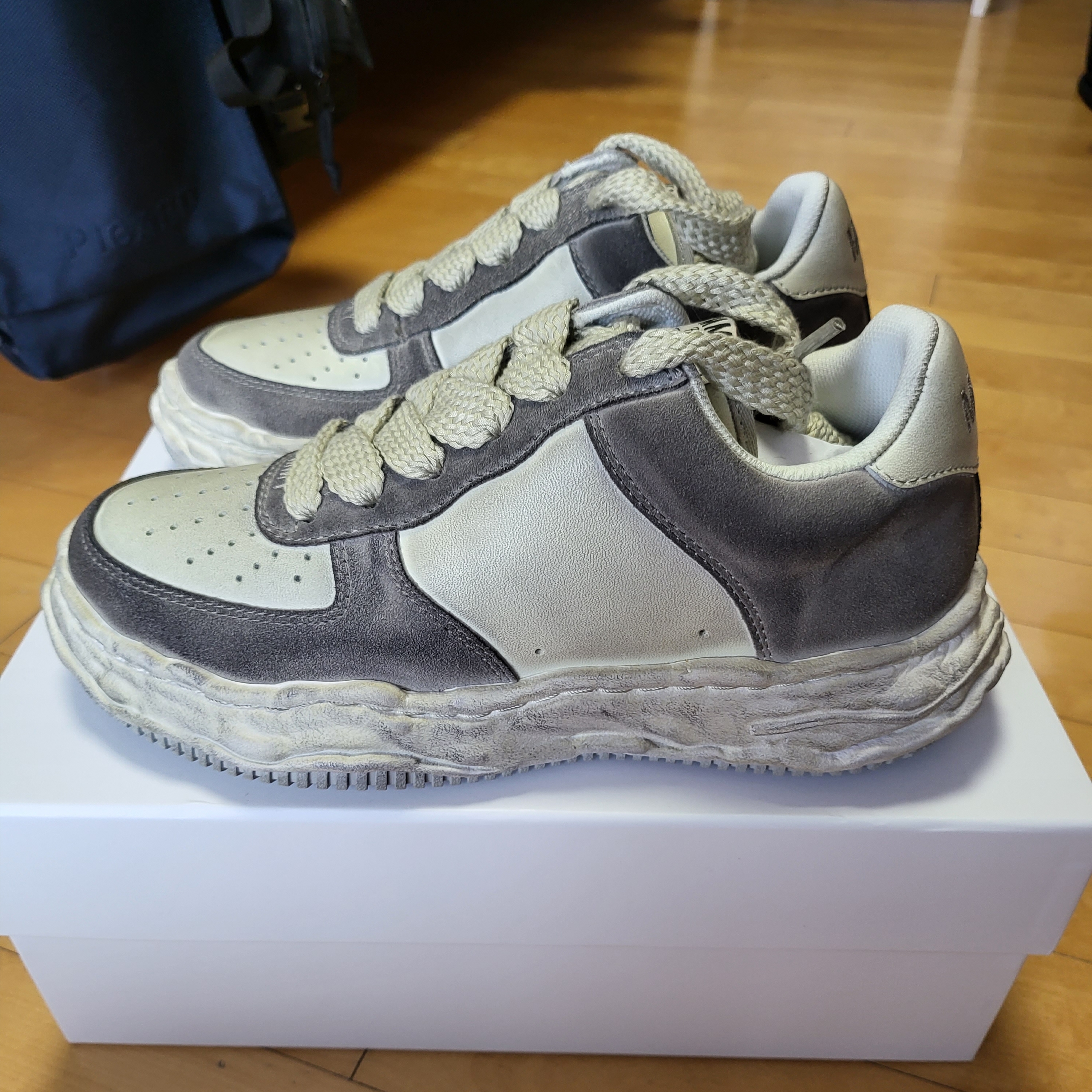 Maison Mihara Yasuhiro Wayne OG Sole Distressed Leather Low-top Sneaker White 착용 스타일 - 1
