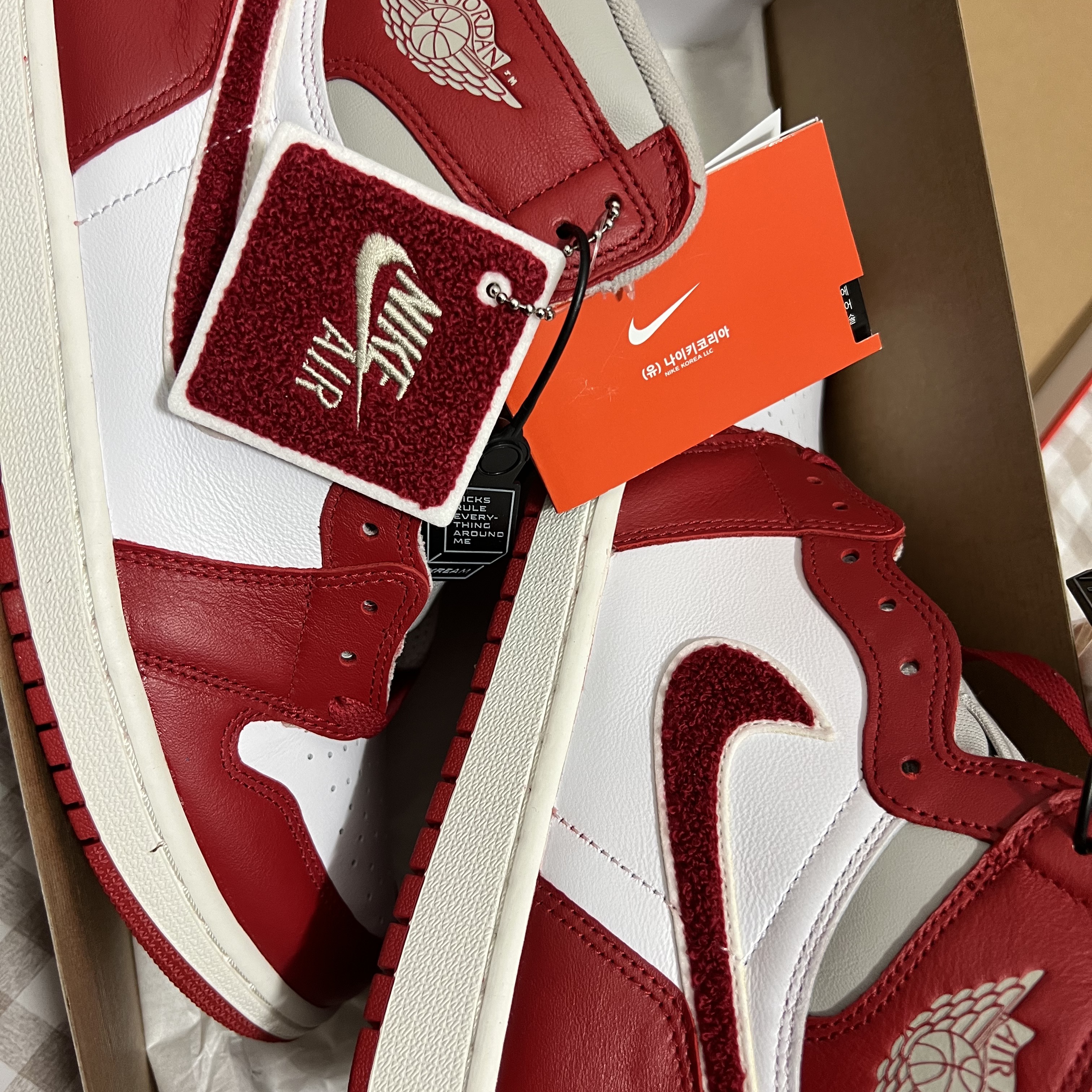 (W) Jordan 1 Retro High OG Varsity Red 착용 스타일