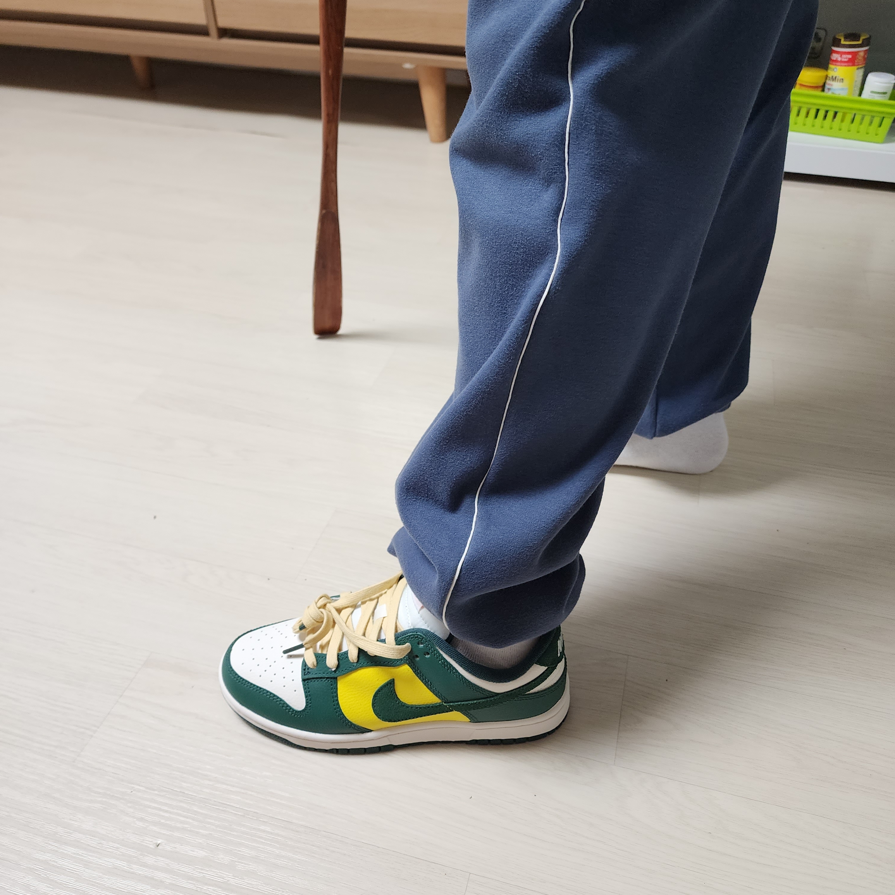 (W) Nike Dunk Low SE Opti Noble Green 착용 스타일 - 2