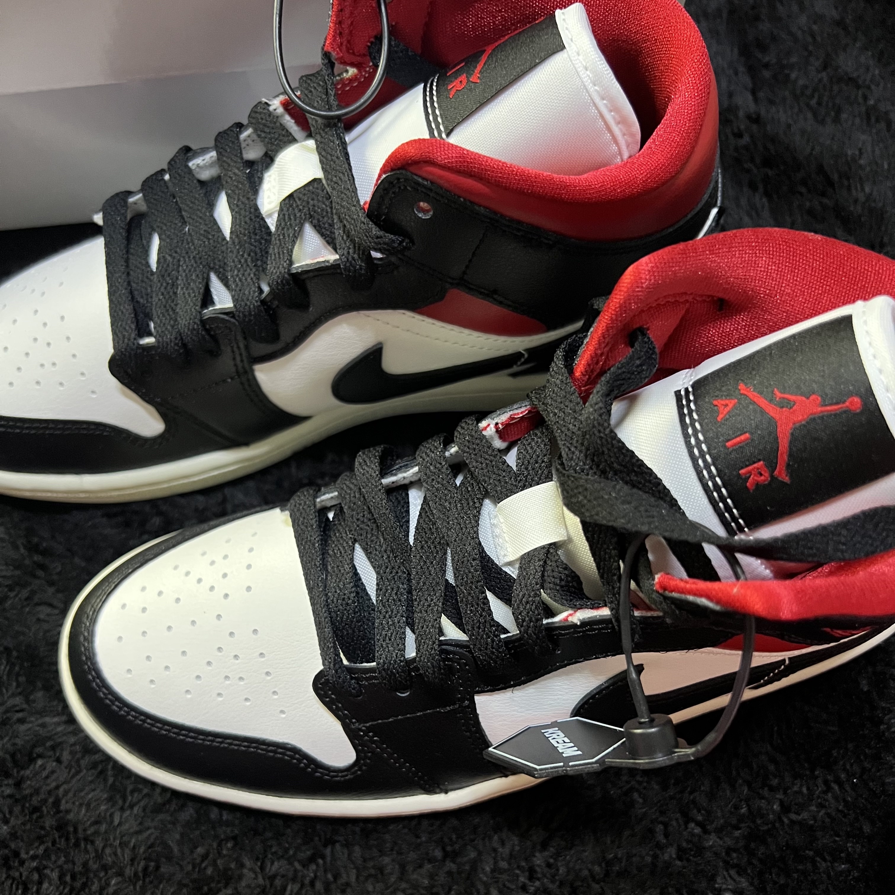 (W) Jordan 1 Mid Black Gym Red 착용 스타일