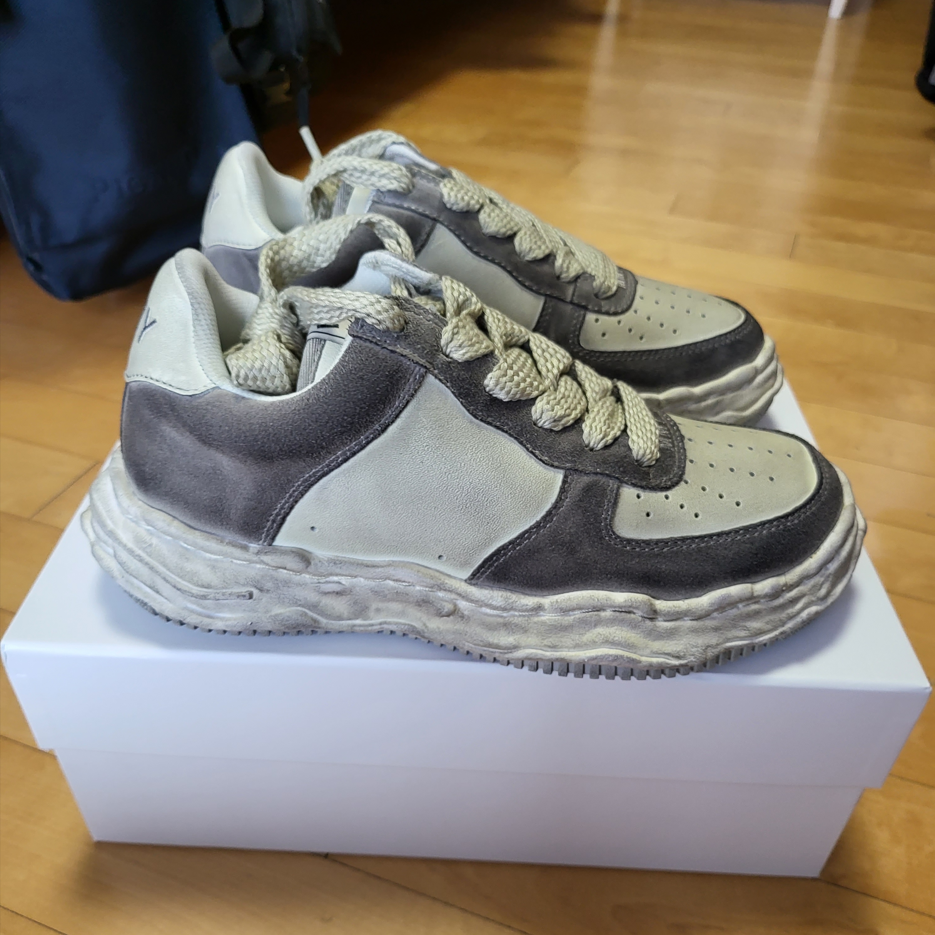 Maison Mihara Yasuhiro Wayne OG Sole Distressed Leather Low-top Sneaker White 착용 스타일 - 3
