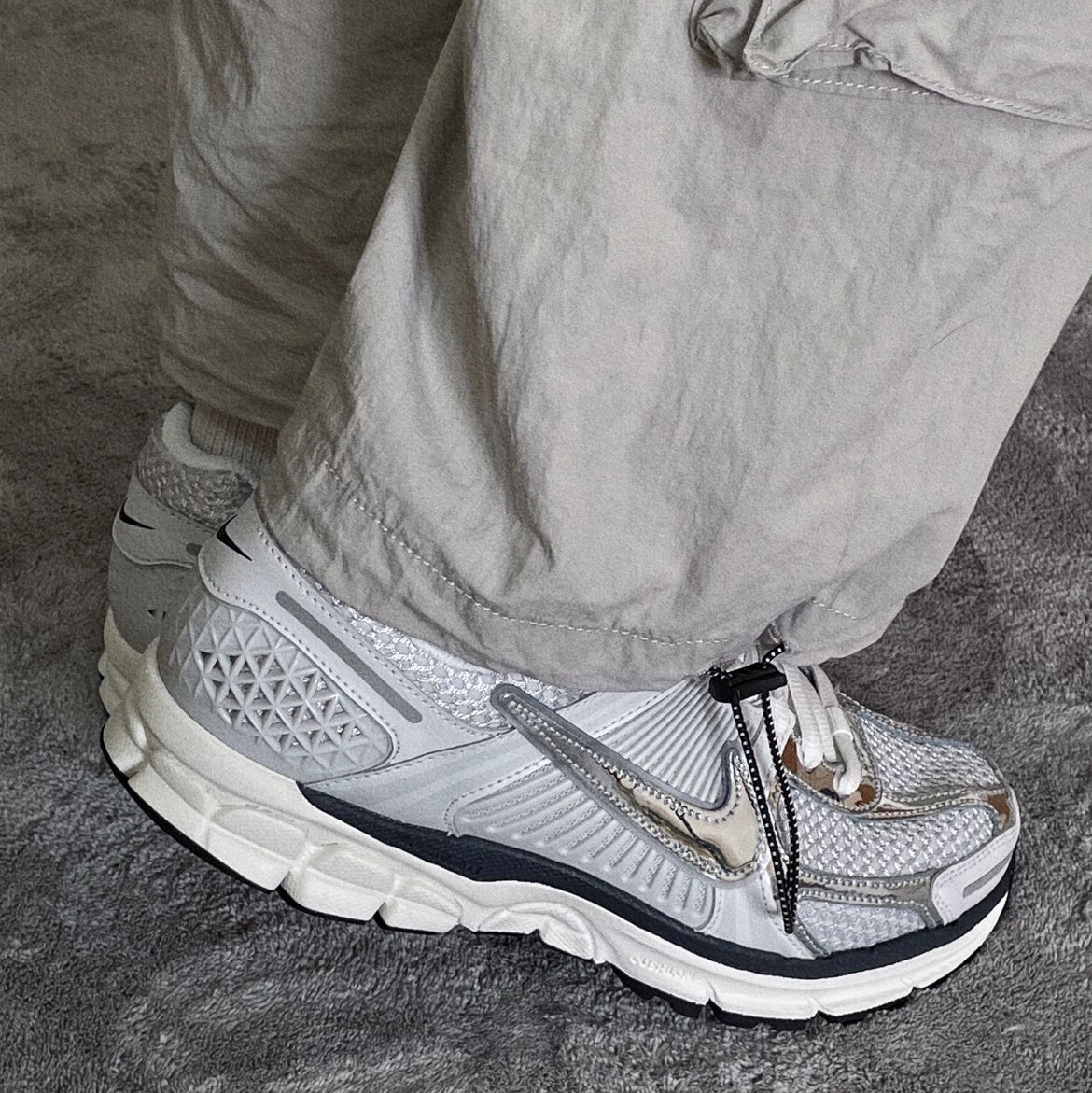 (W) Nike Zoom Vomero 5 Photon Dust and Metallic Silver 착용 스타일 - 3