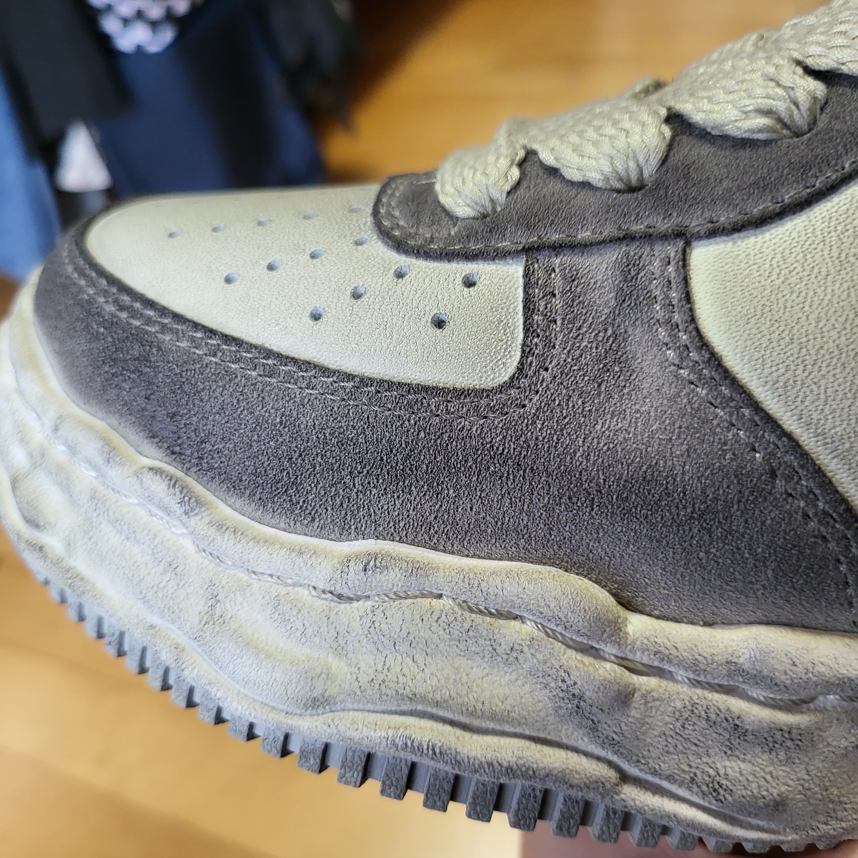 Maison Mihara Yasuhiro Wayne OG Sole Distressed Leather Low-top Sneaker White 착용 스타일 - 5