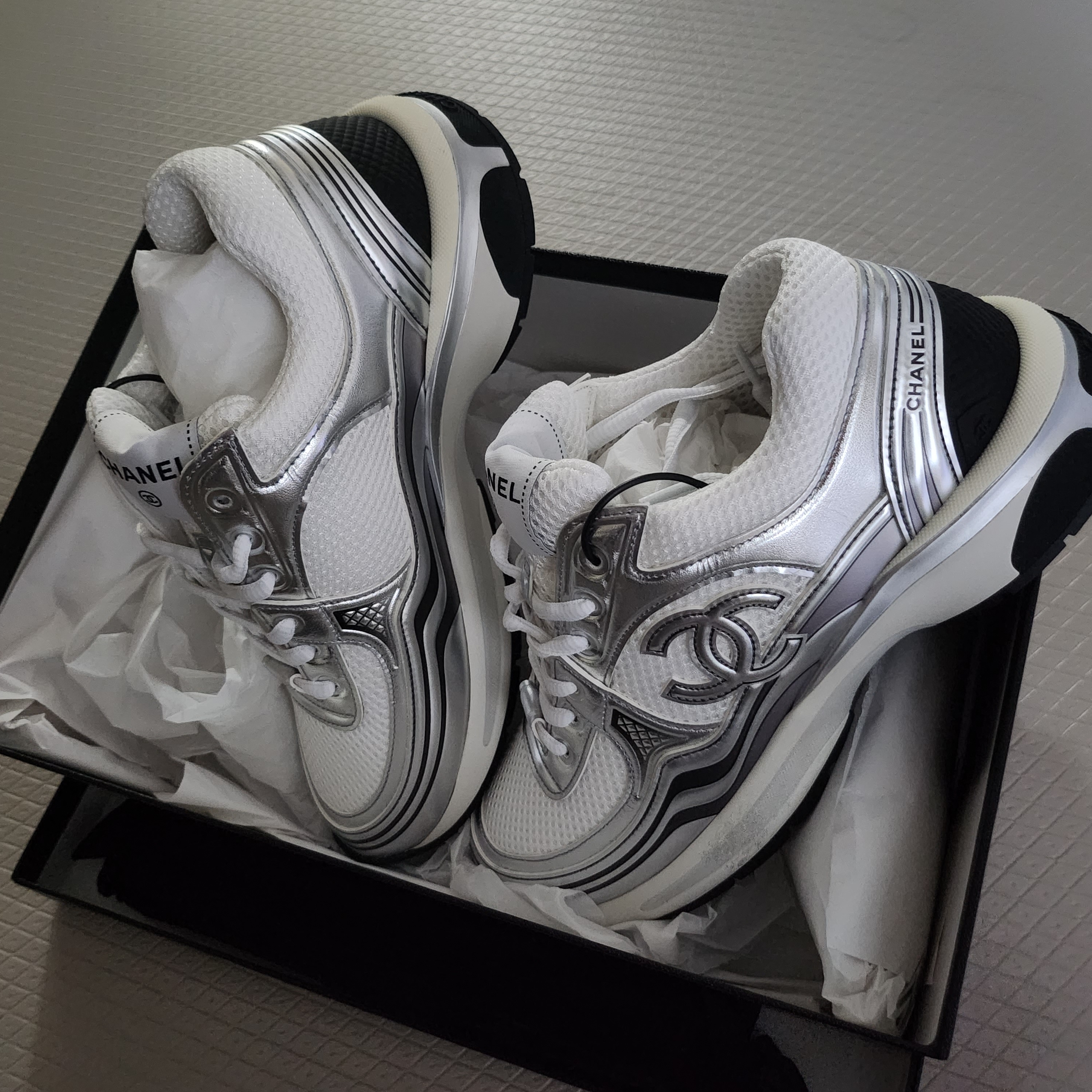 (W) Chanel Sneakers Fabric Laminated & White Silver 착용 스타일