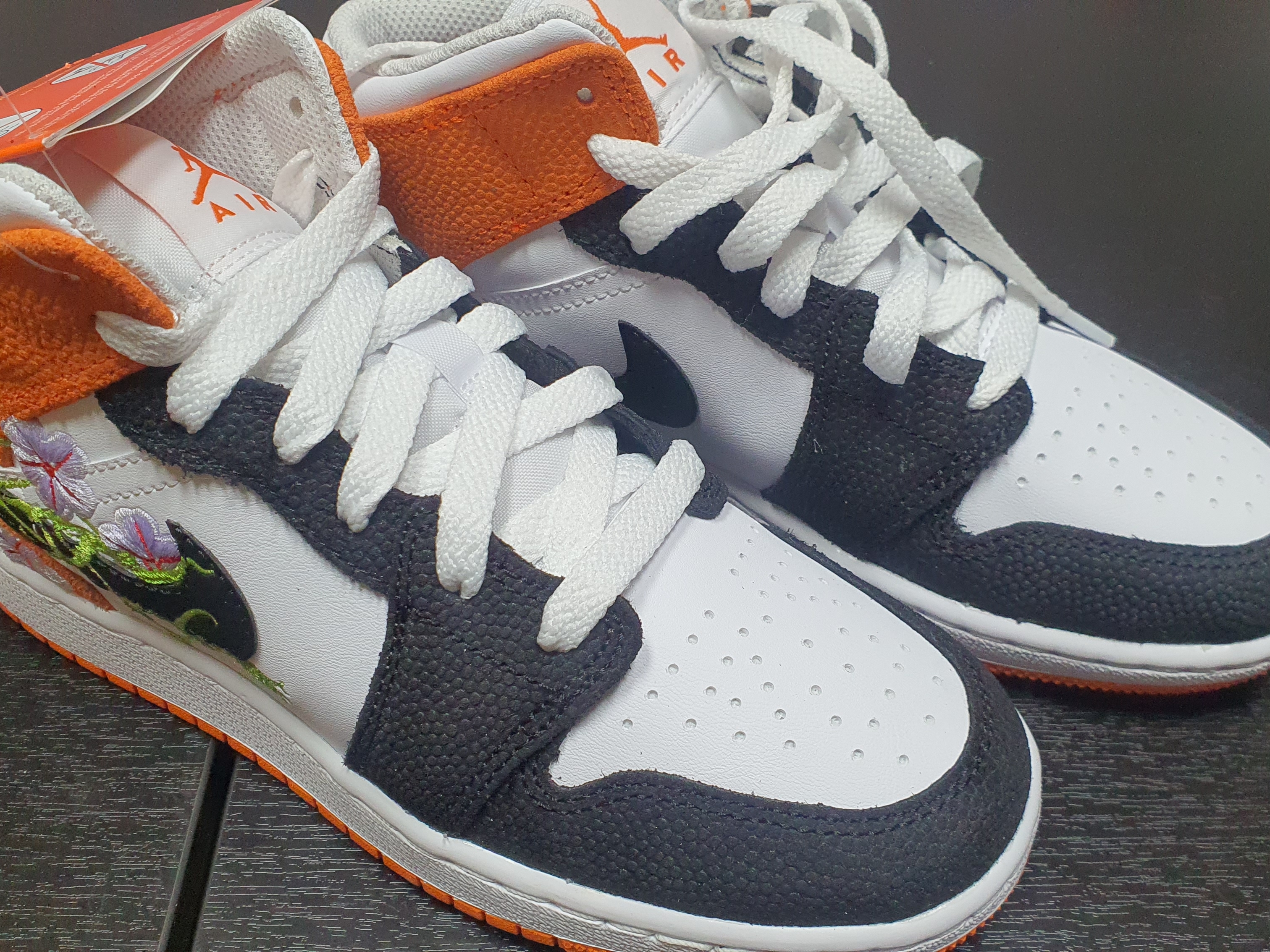 (GS) Jordan 1 Mid SE Black Starfish 착용 스타일 - 1