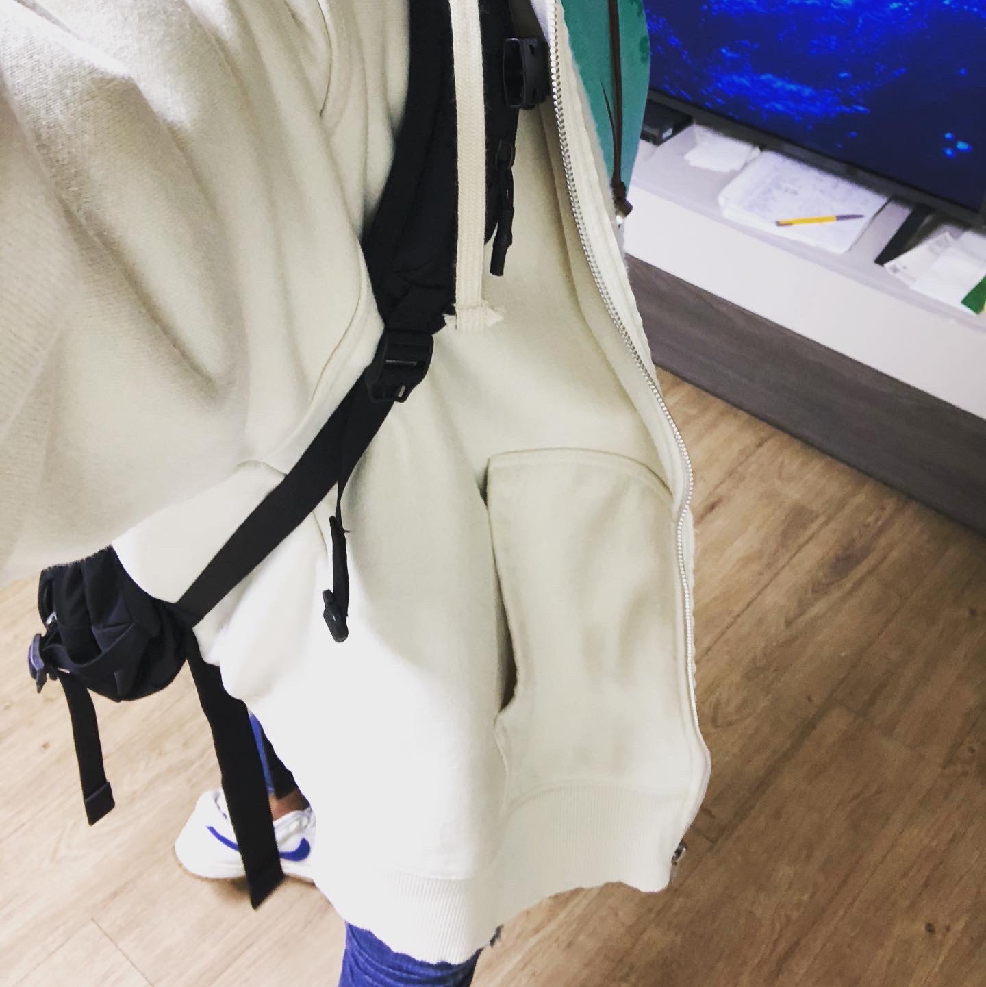 IAB Studio Pigment Sweatshirt & Mini Bag Jade, Supreme x The North Face Summit Series Rescue Chugach 16 Backpack Black - 22SS 착용 스타일 - 1