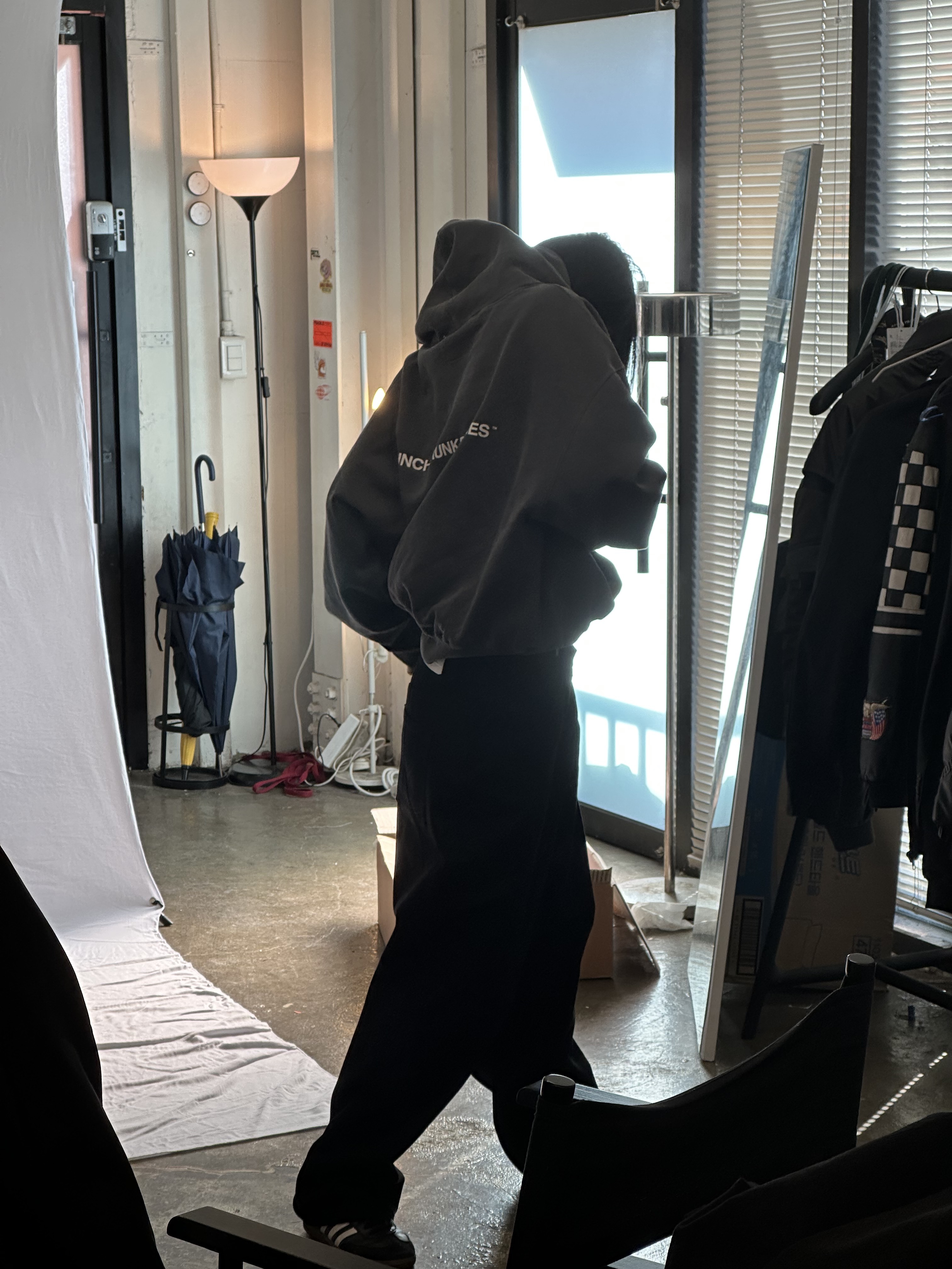 Punch Drunk Parties Circle Logo Garment Dyed Hoodie Charcoal, Punch Drunk Parties Misfits Jeans Pitch Black 착용 스타일